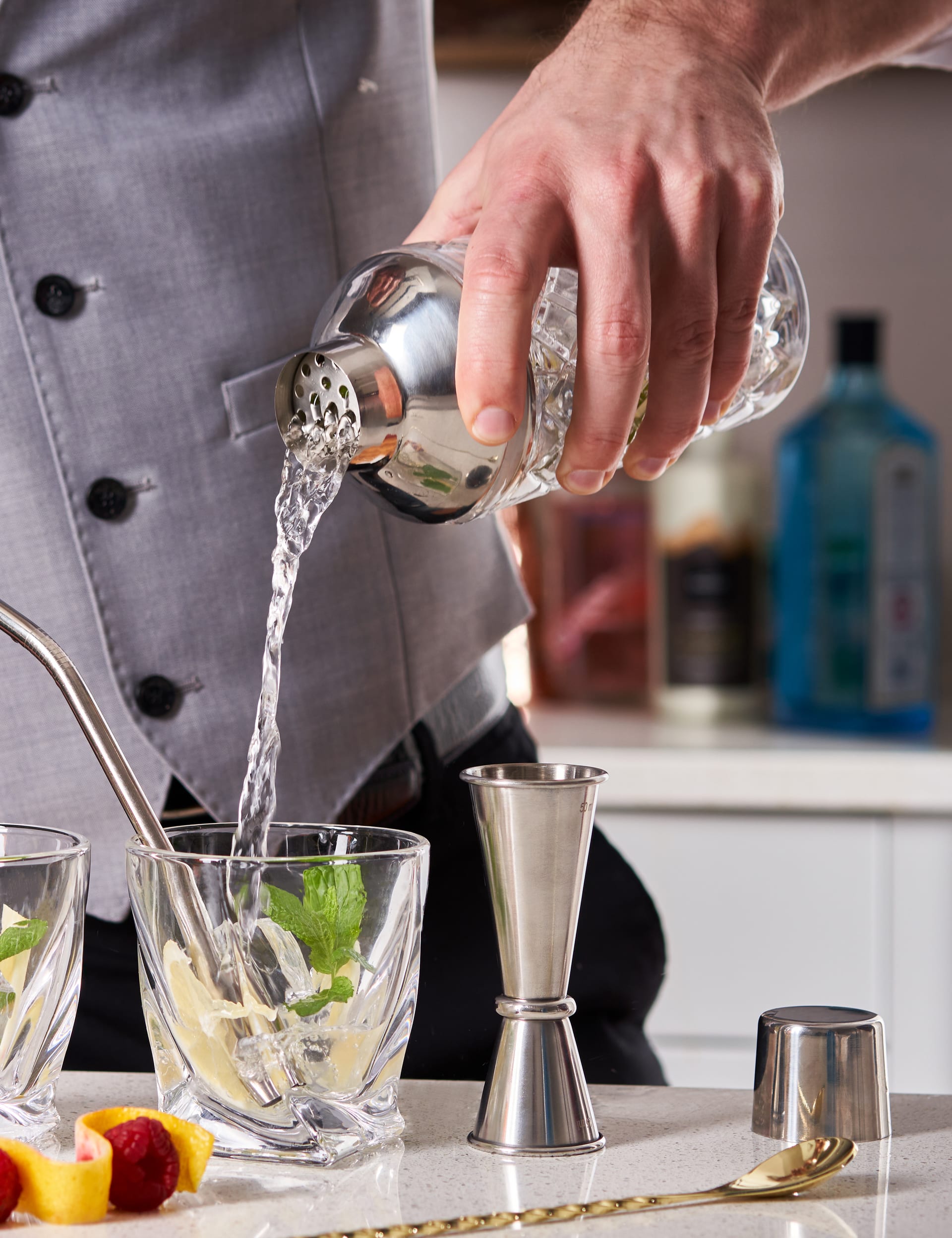 Glass cocktail shaker with built-in sieve 675g - British product
