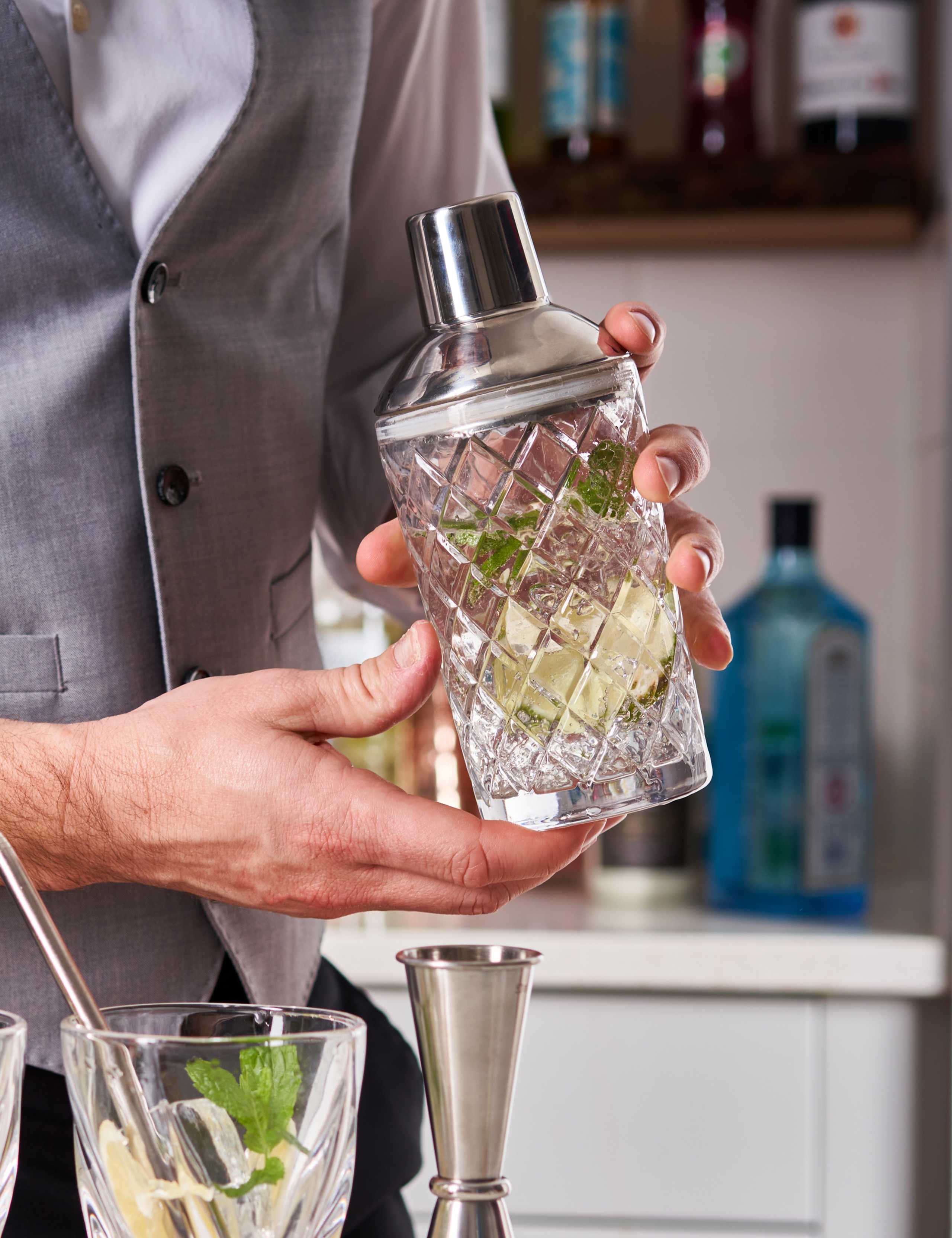 Glass cocktail shaker with built-in sieve 675g - British product