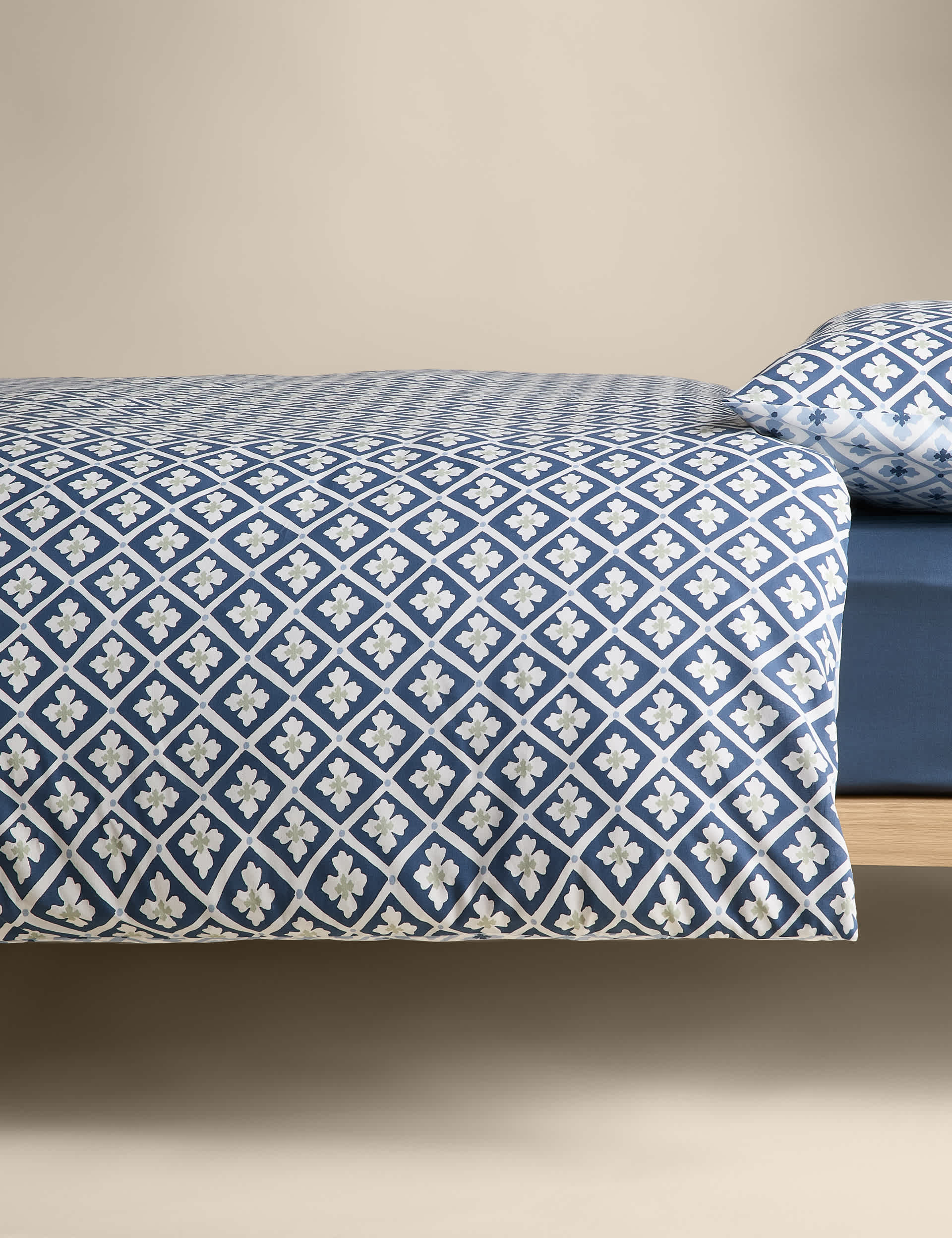 Cotton blend geometric tile bedding set, UK version