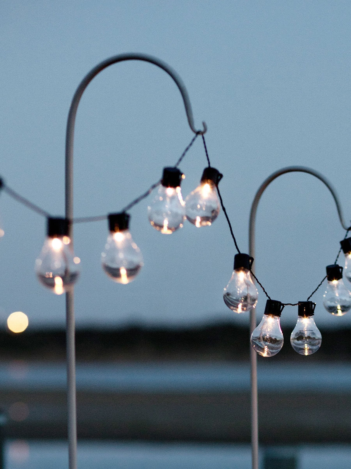 Lights4fun 20 أضواء متدلية شمسية بيضاء دافئة - منتج بريطاني