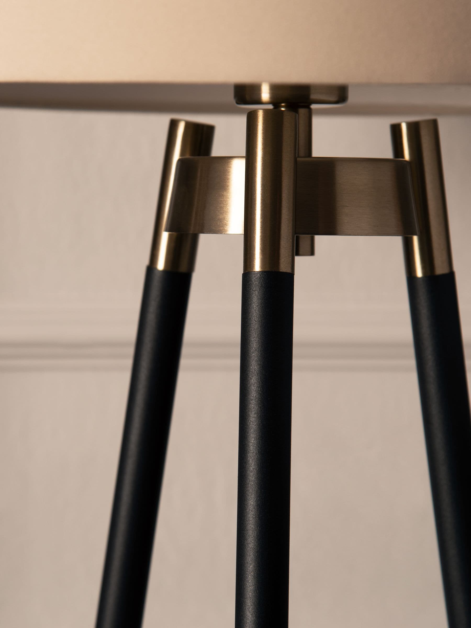 Moderne schwarze Hudson Tischleuchte mit Metallbeinen und Stoffschirm, britische Version