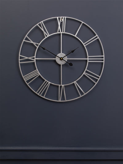 Neste Fifty Five South Sølv Genova Metall Romertall Veggklokke 60 cm x 60 cm - Kjøp online hos McGrocer