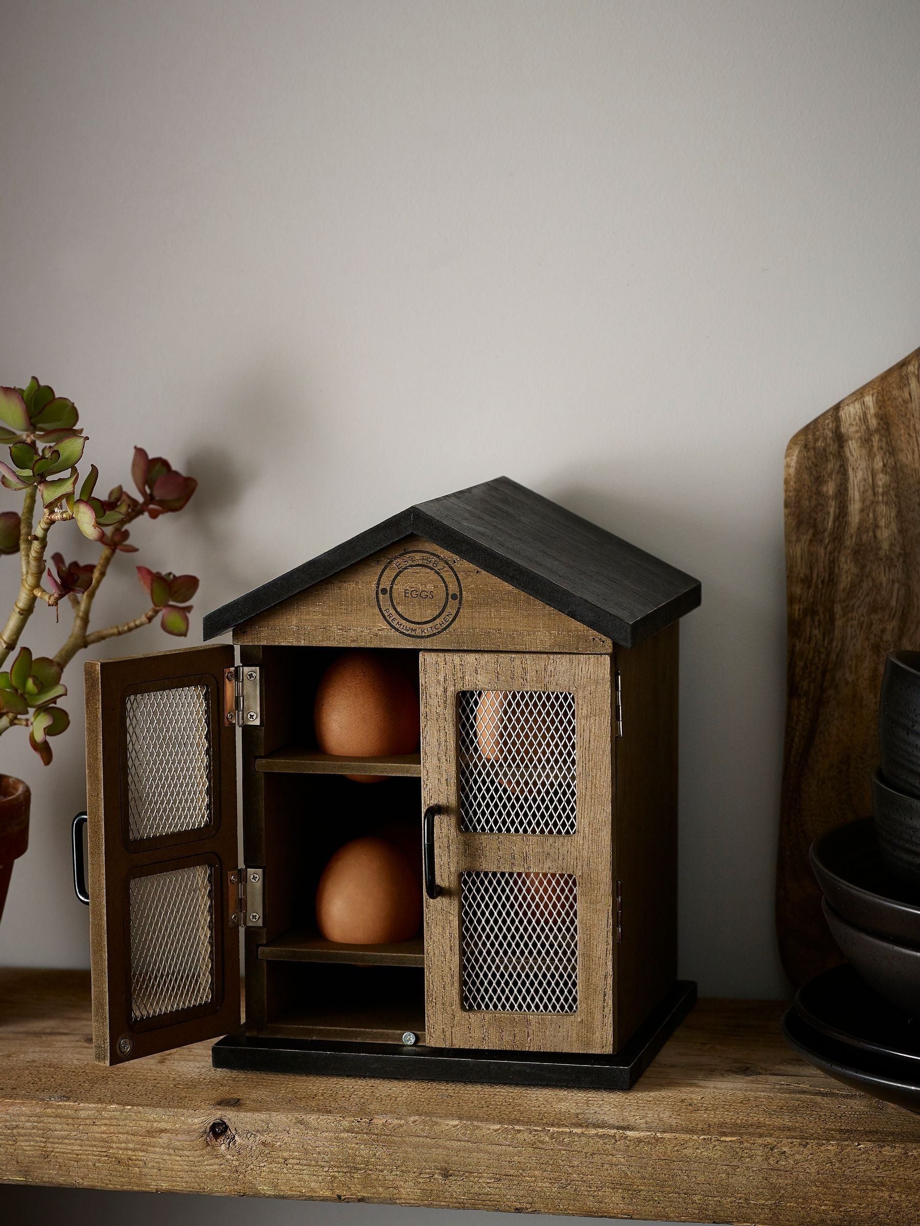 Natural Bronx egg house for 8 eggs, imported from the UK