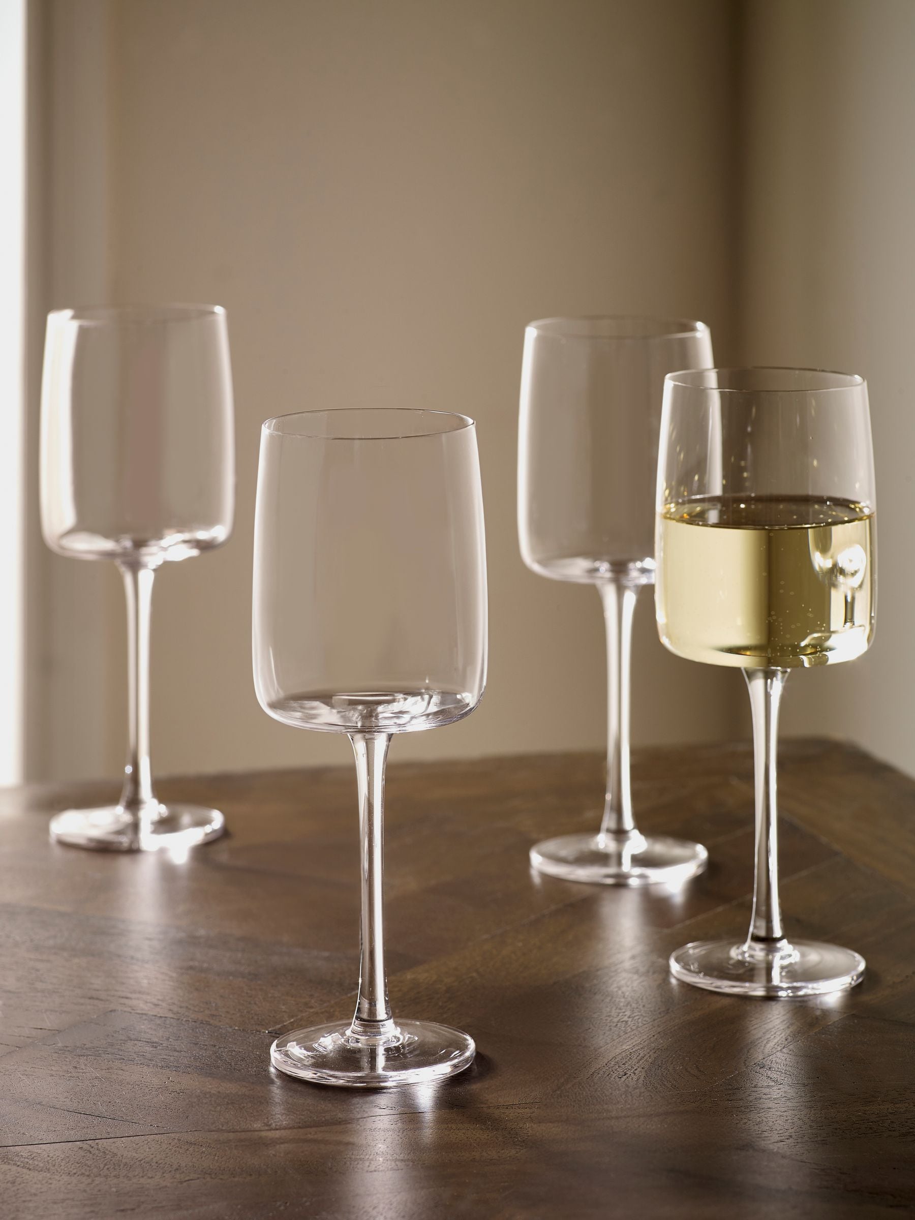 Set of 4 angular red wine glasses, 21cm height - British product