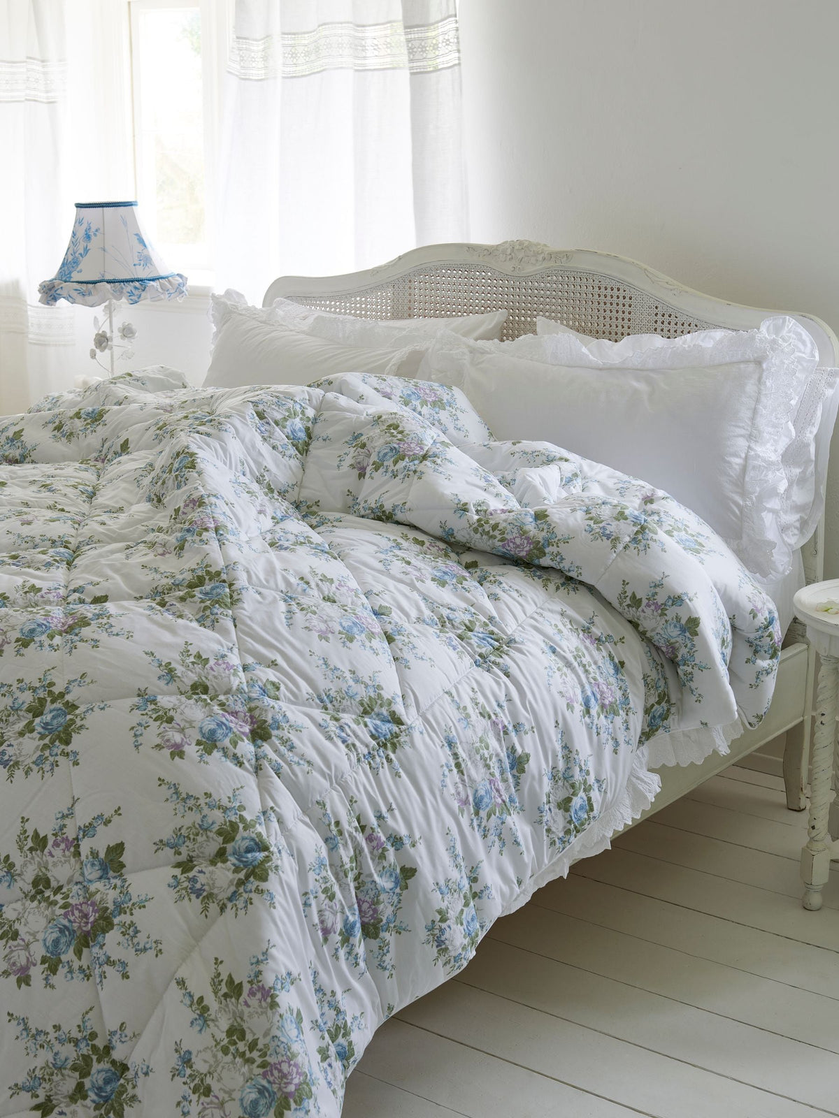 Shabby Chic aqua rose blossom quilted bedspread 260cm - British product