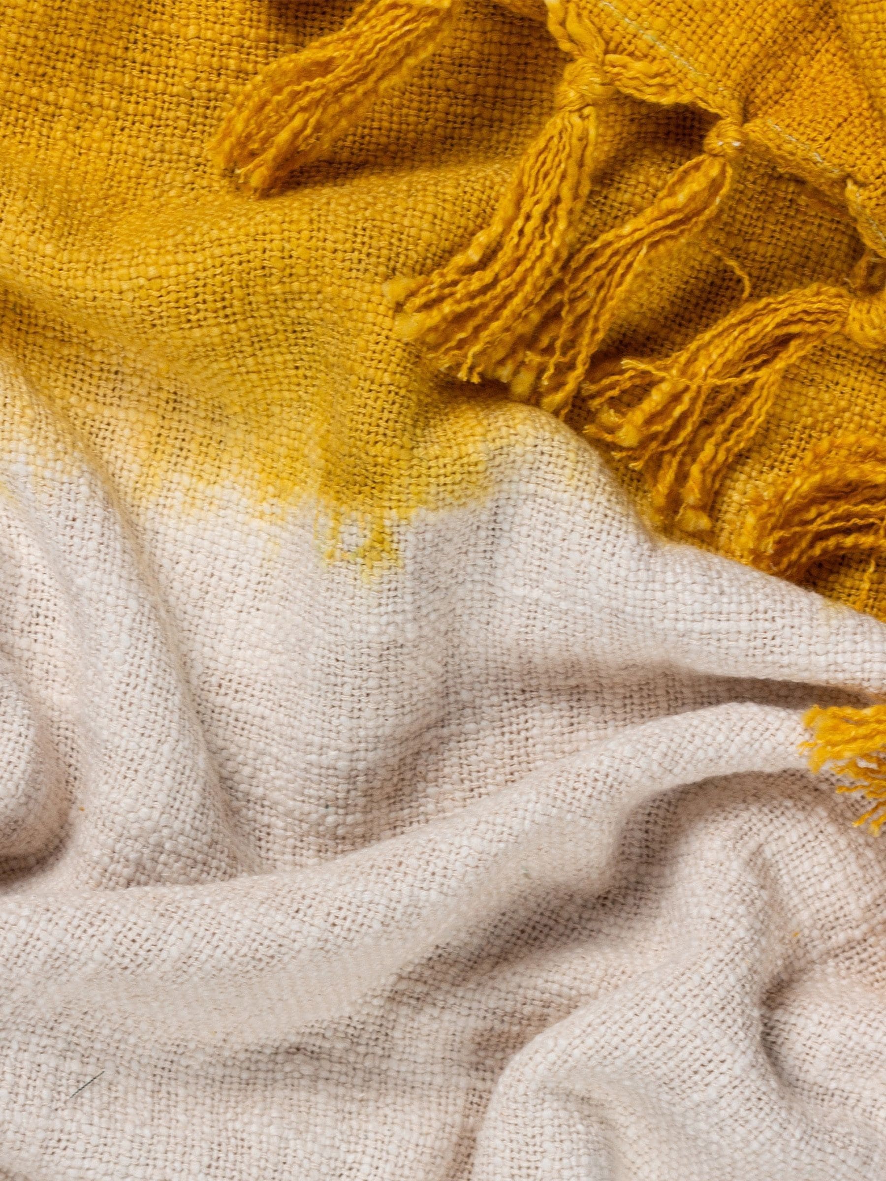 Furn Mizu Batik-Wohndecke in Ockergelb, aus Baumwolle, importiert aus dem Vereinigten Königreich