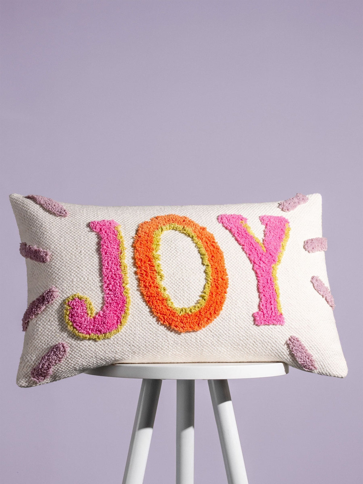 وسادة مطرزة بشعار Joy من هيّا هوم (علامة تجارية بريطانية)