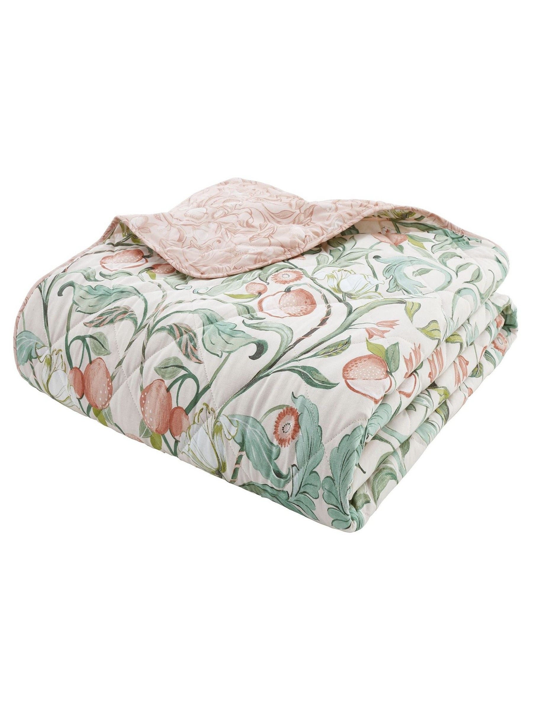 Plaid matelassé floral Clarence naturel Catherine Lansfield, version UK