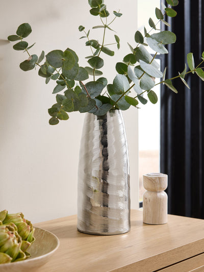 Next Silberfarbene mittelgroße metallische strukturierte Heimdeko-Vase – Jetzt bei McGrocer online kaufen