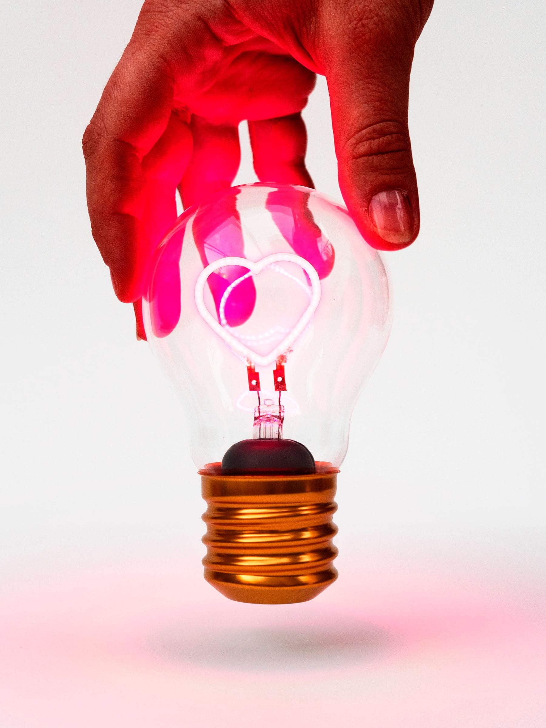 Suck UK pink cordless heart lightbulb (British brand)