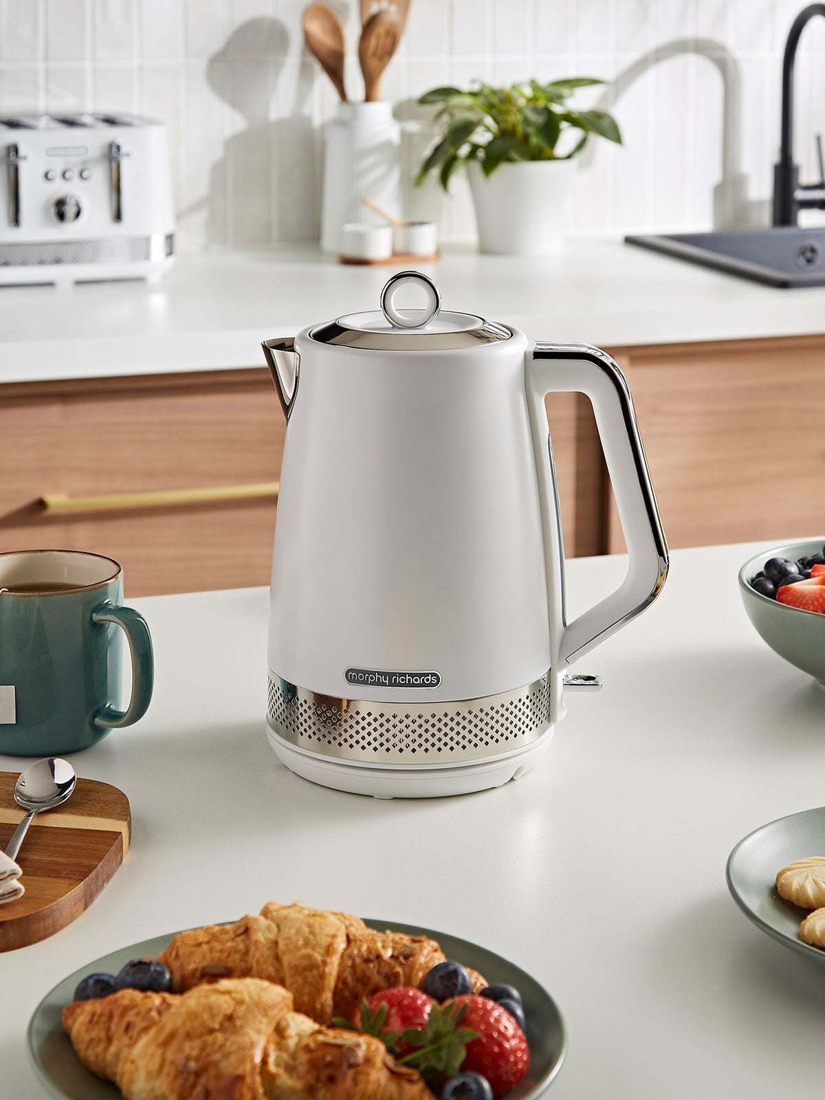 Morphy Richards White Illumination Jug Kettle 1.7L, imported from the UK