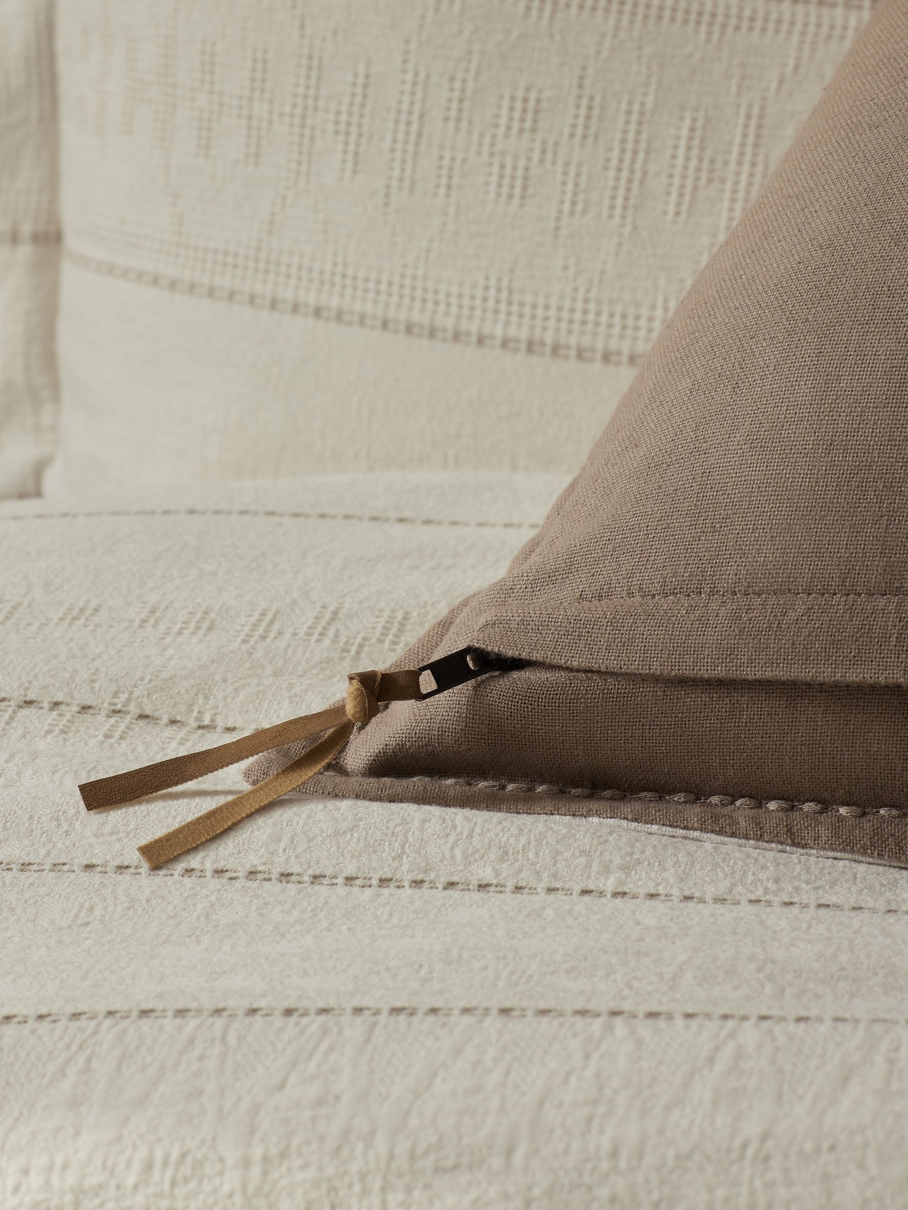 N. Premium floral woodblock cushion in natural colour 59x59cm, UK version