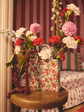 Rote, handtaschenförmige Vase mit Blumenmuster
