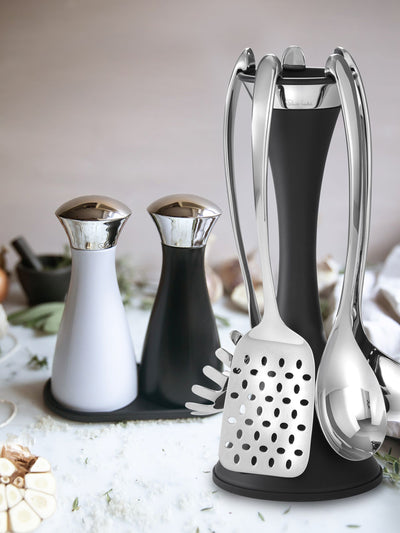 Next Robert Welch Sort og hvit signatur salt- og pepperkverner på brettsett- Kjøp online hos McGrocer