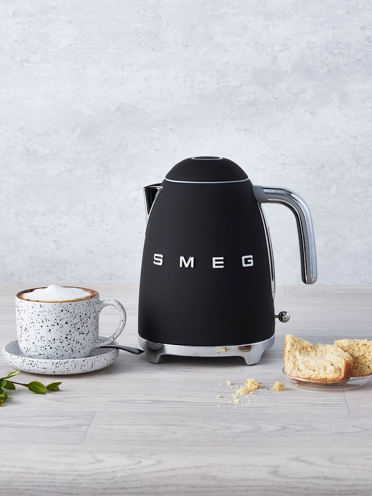 Smeg black kettle 1.7L (British brand)