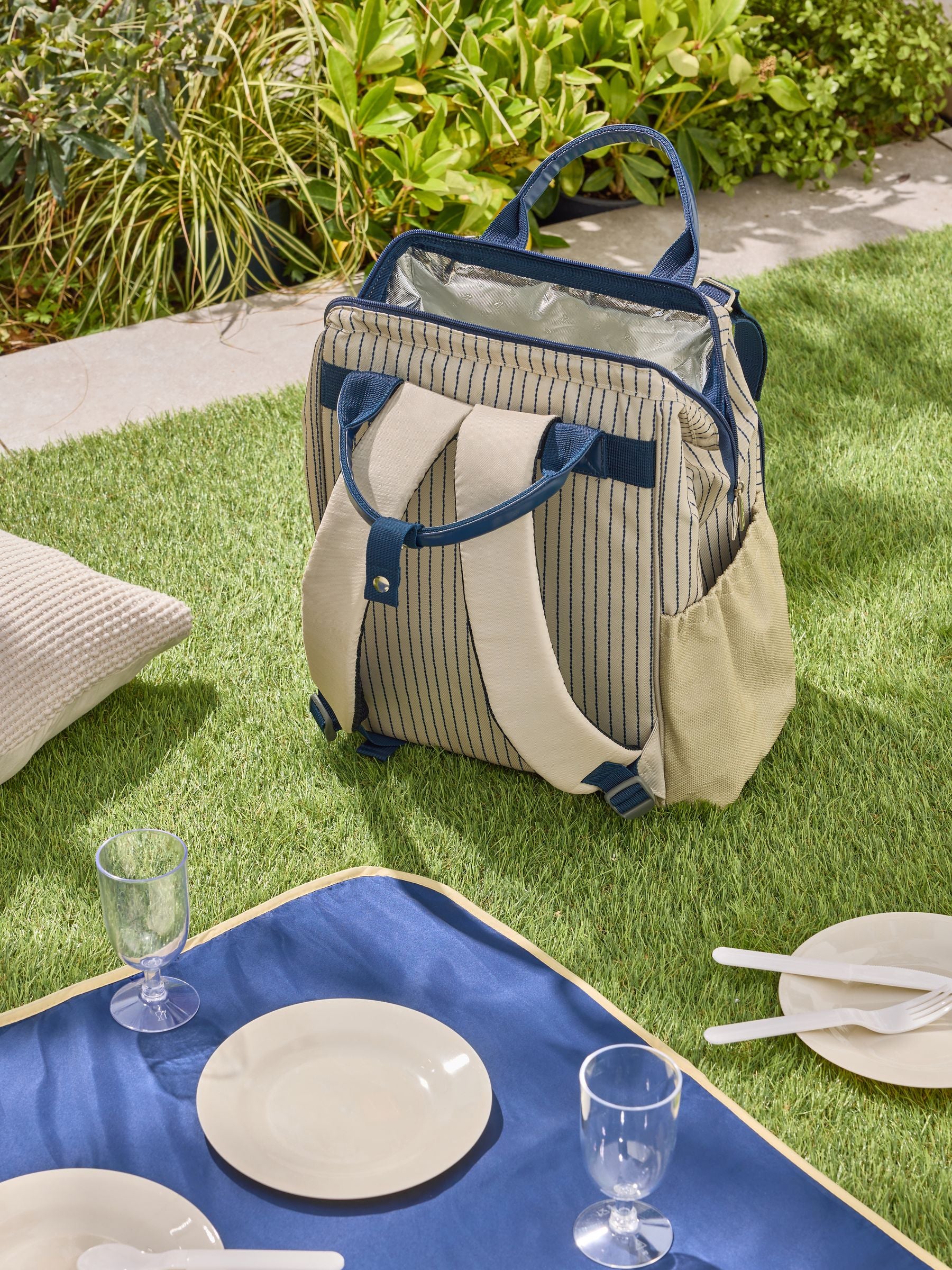 Blue and neutral Mediterranean picnic backpack for 4 persons - British product