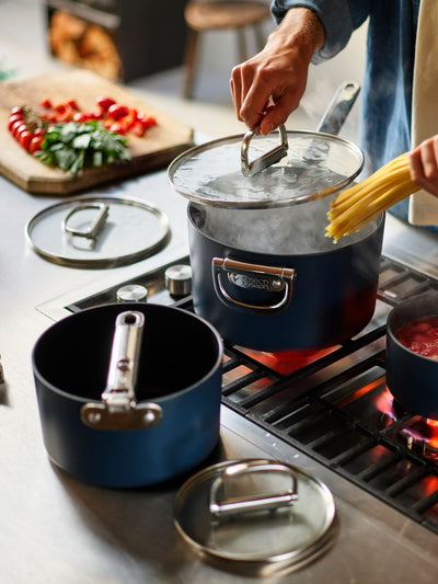 Neste Joseph Joseph midnattsblå Space sammenleggbart håndtak keramisk nonstick kasserolle 19 cm - Kjøp online hos McGrocer