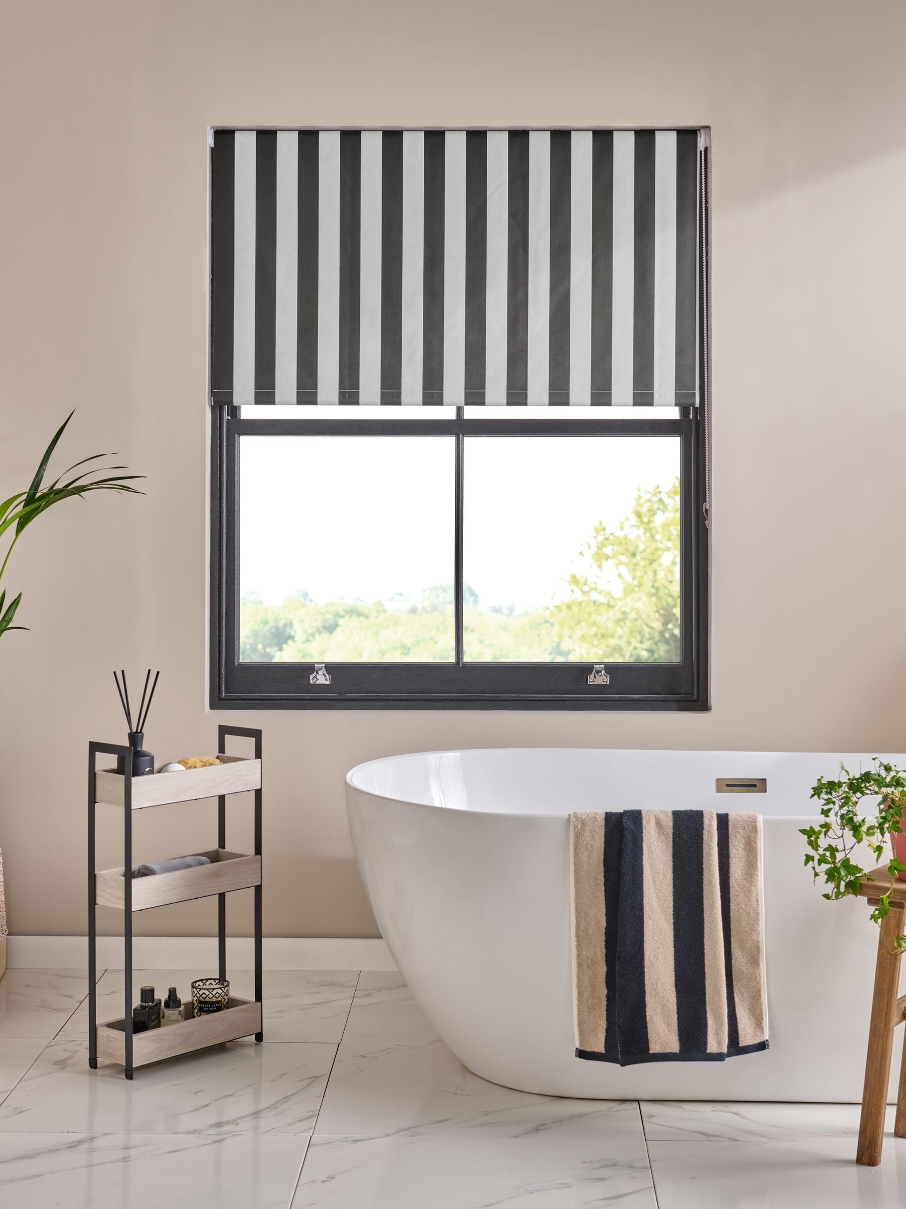 Blackout roller blind stripe print black/white - UK version
