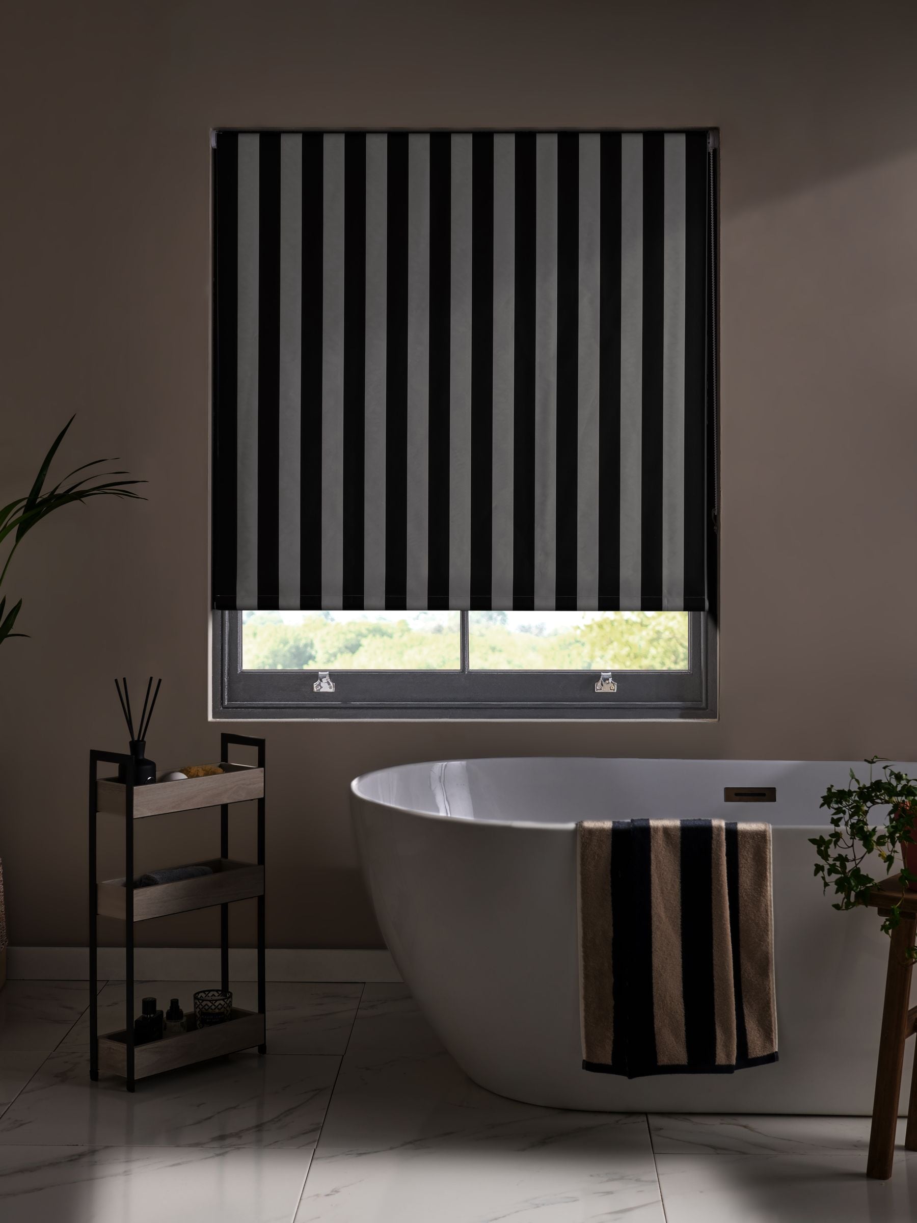 Blackout roller blind stripe print black/white - UK version