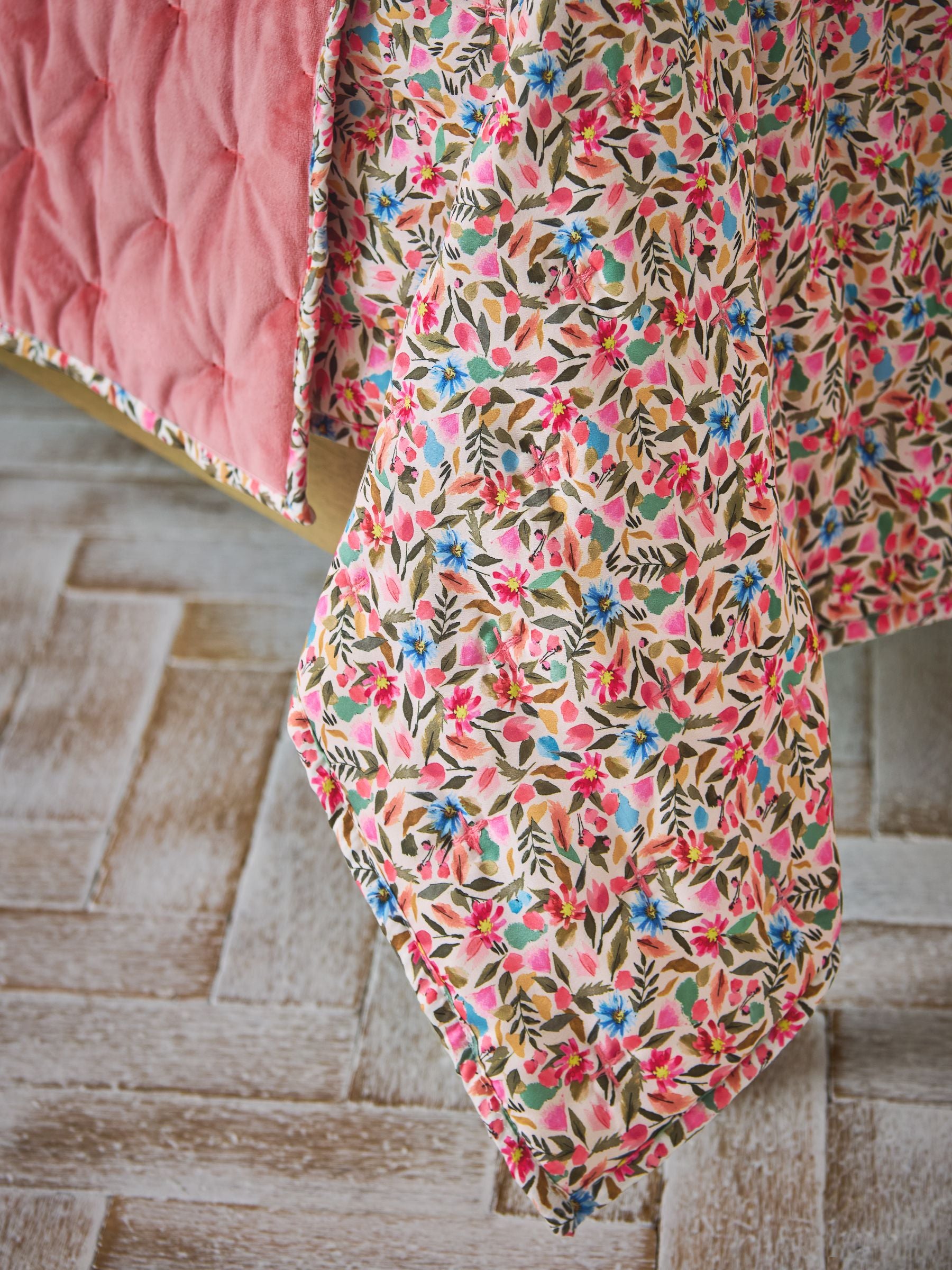 Ditsy floral bedspread multi bright (British brand)