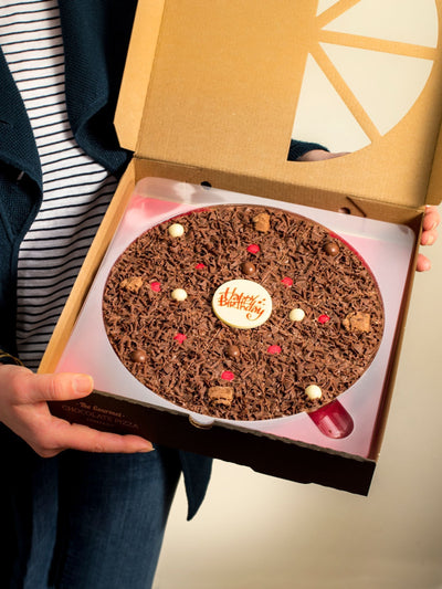 Next The Gourmet Chocolate Pizza Co Neste Eksklusive Gratulerer med Dagen 10 Tommers Pizza- Kjøp online hos McGrocer