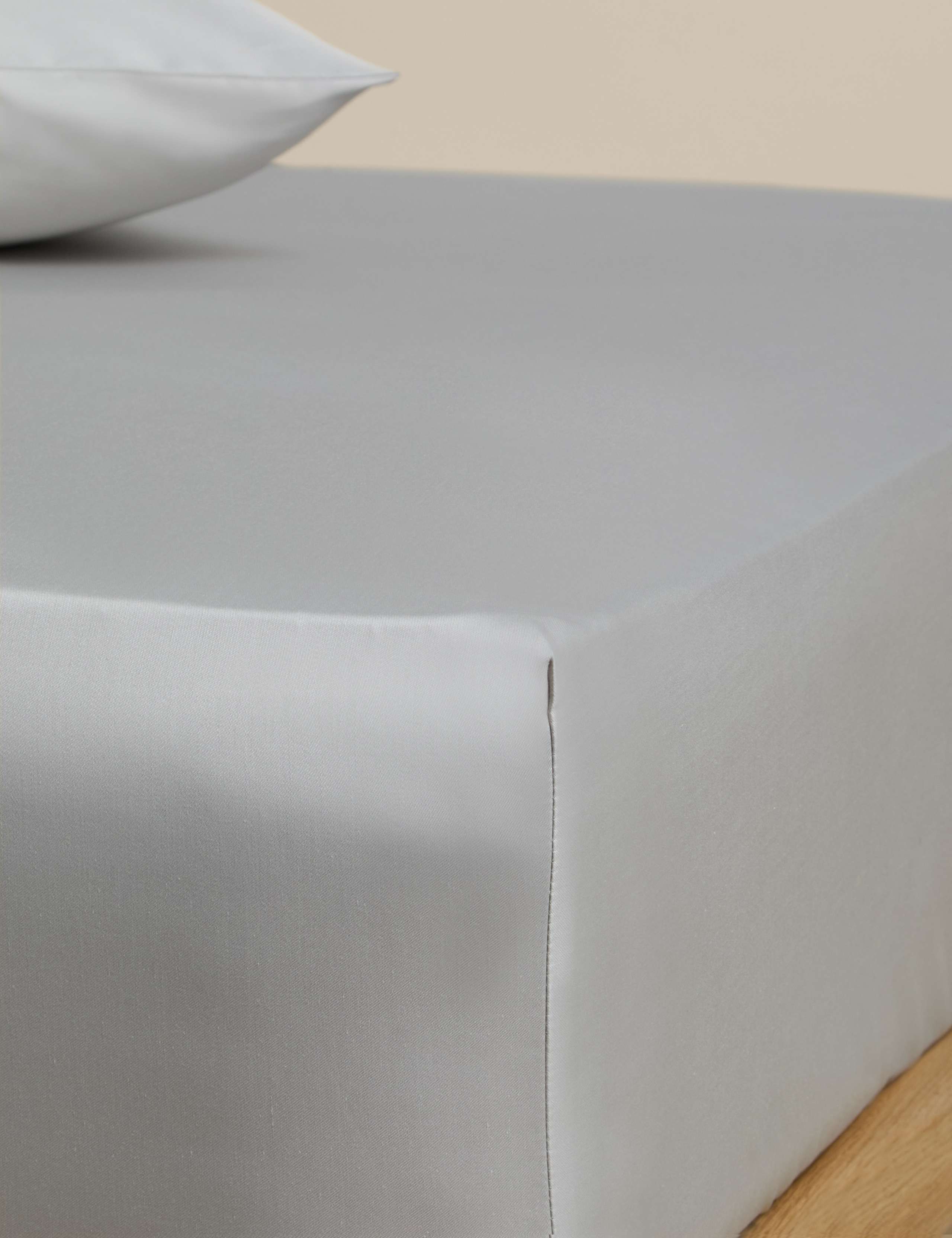 Egyptian cotton fitted sheet 230 thread count (British brand)
