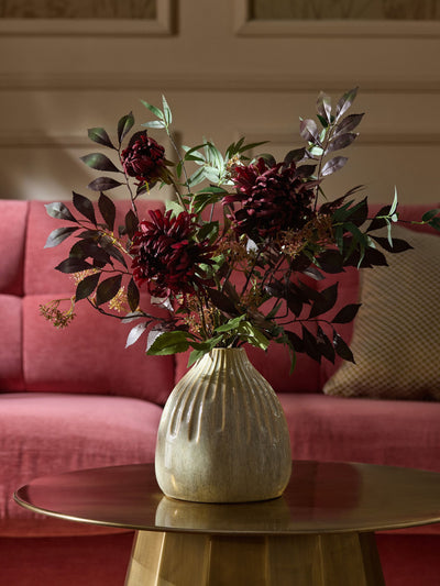 Arrangement floral artificiel rouge/violet foncé en vase en céramique