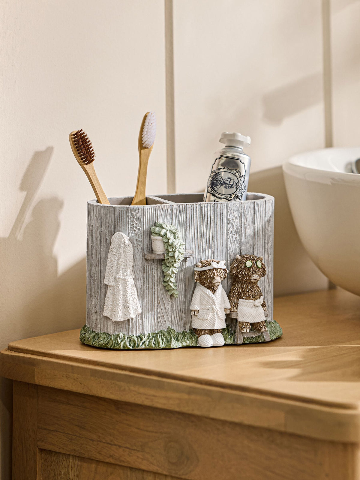 Grey Hamish Highland Cow Spa Toothbrush Tidy