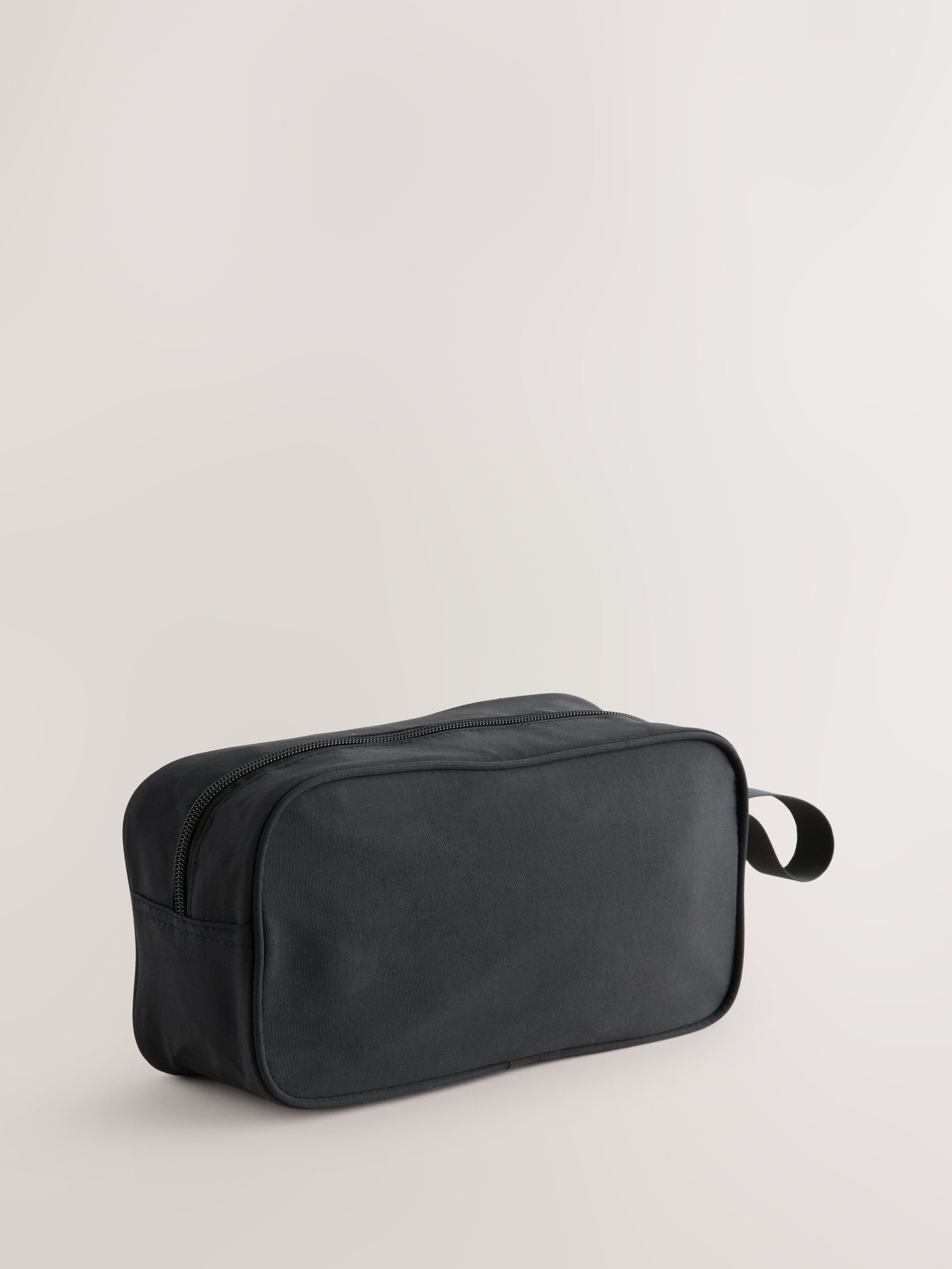 Black men's washbag with nylon and polyester lining (British brand)