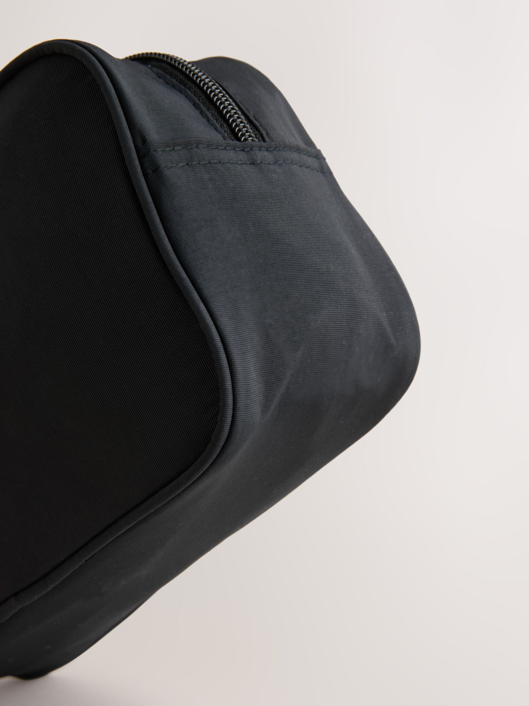 Black men's washbag with nylon and polyester lining (British brand)