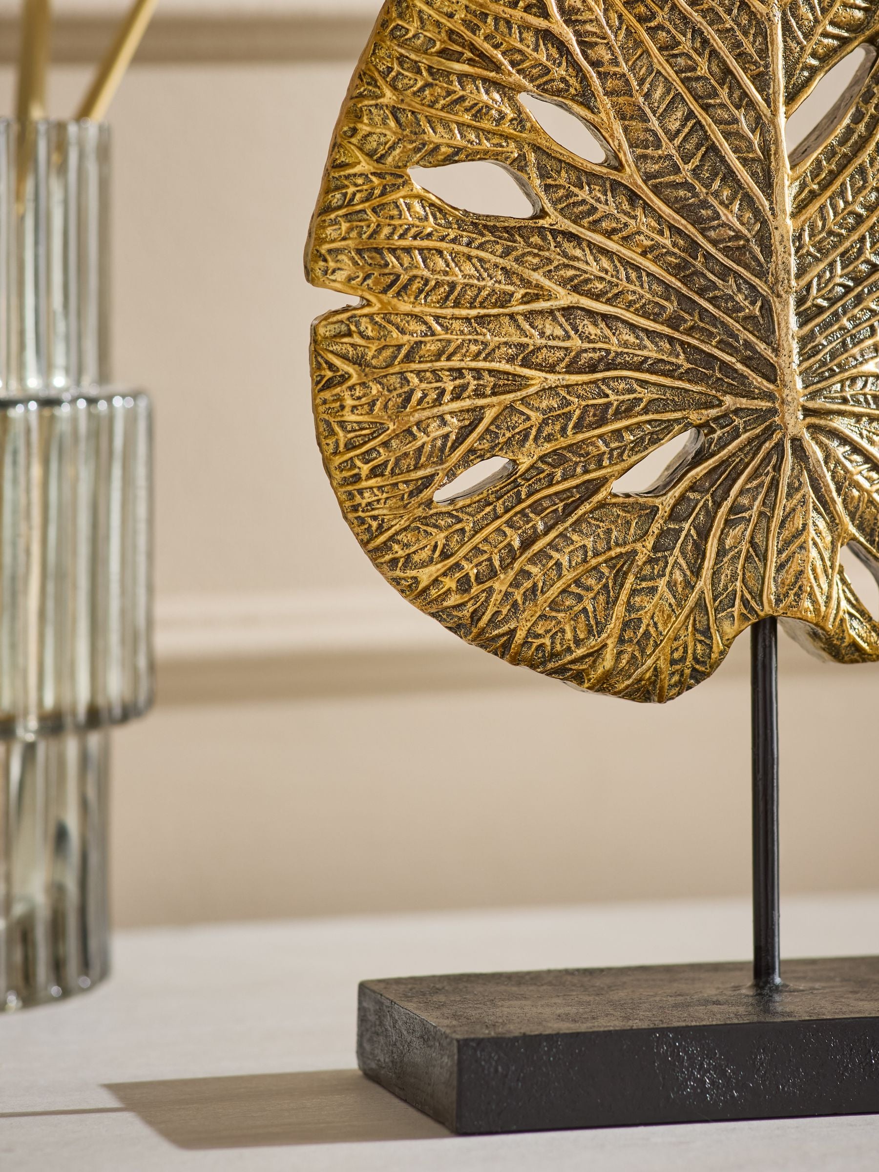 Gold lotus leaf ornament 24cm, UK version