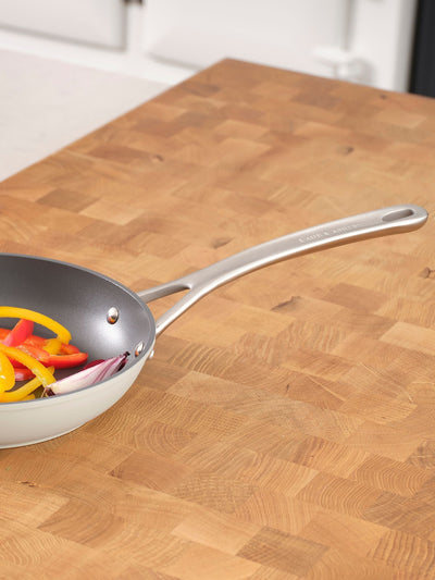 Next Laura Ashley Dark Dove Grey 24cm Non-Stick Stekepanne - Kjøp online på McGrocer