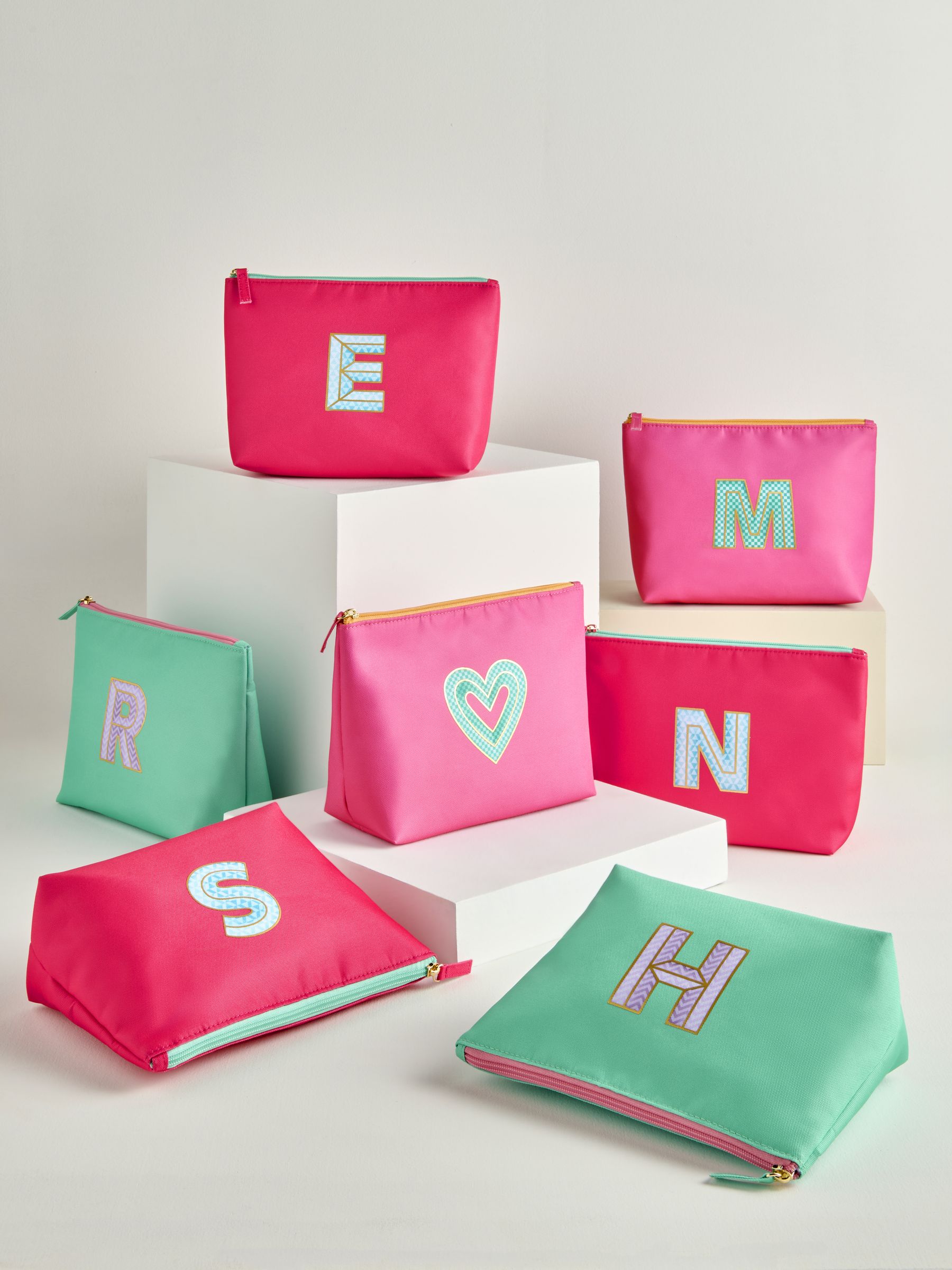 Alphabet makeup bag with initial letter design 18x22x9.5cm - British product