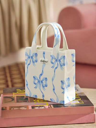 Vase en forme de sac à main avec nœud bleu