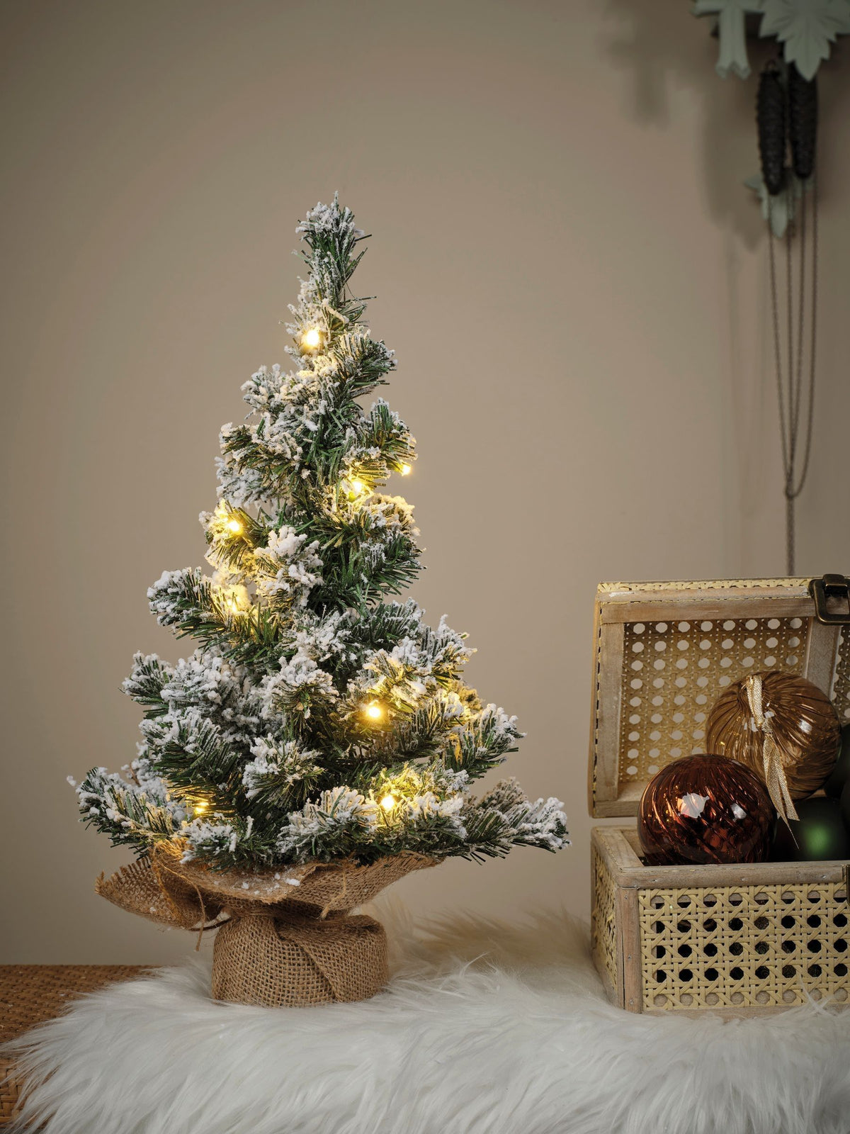 Everlands pre lit snowy Christmas tree 1.5ft - British product