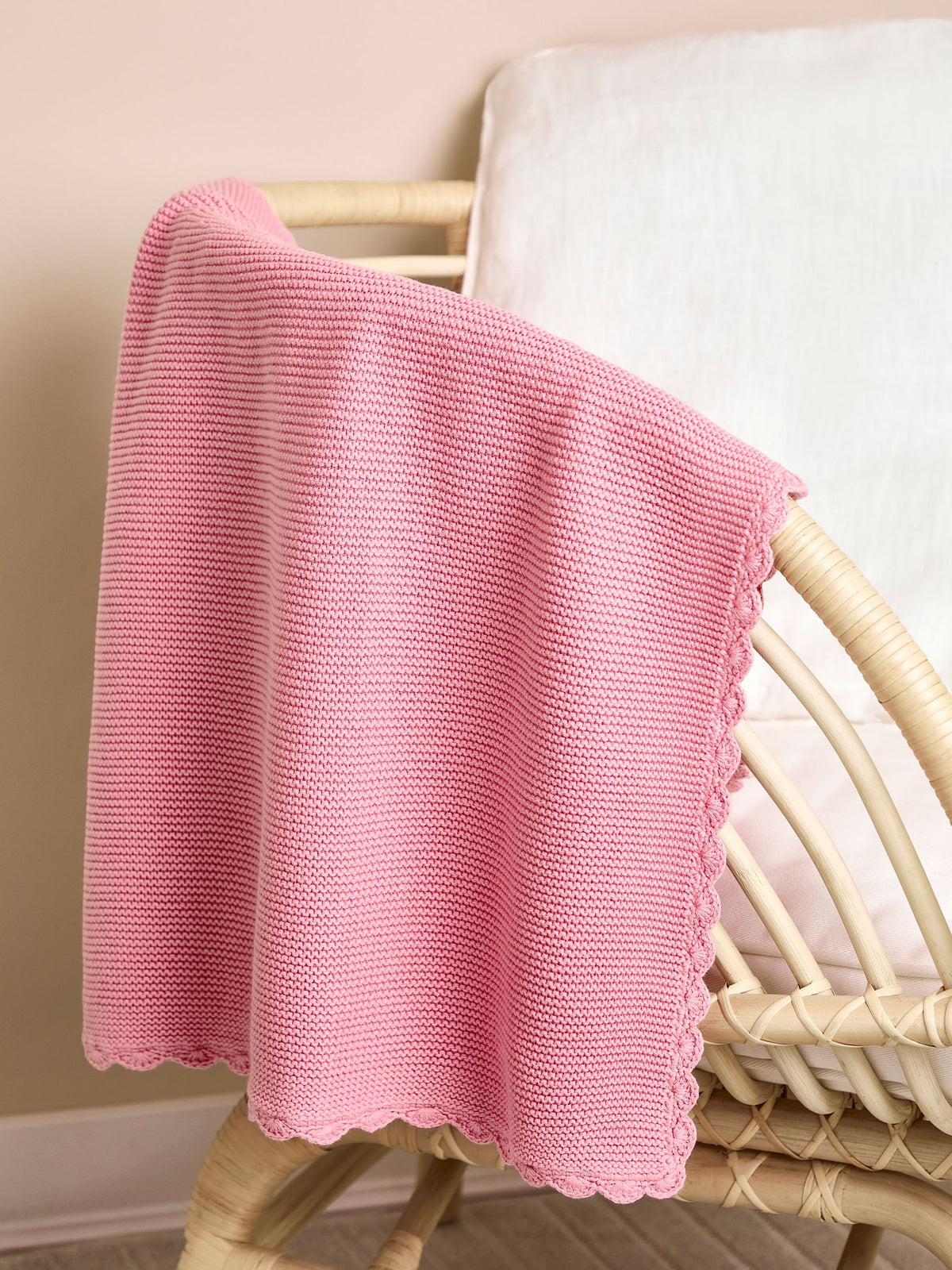 JoJo Maman Bébé pink scalloped edge blanket 90x70cm, imported from the UK