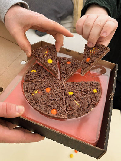 بيتزا الشوكولاتة بزبدة الفول السوداني من The Gourmet Chocolate Pizza Co