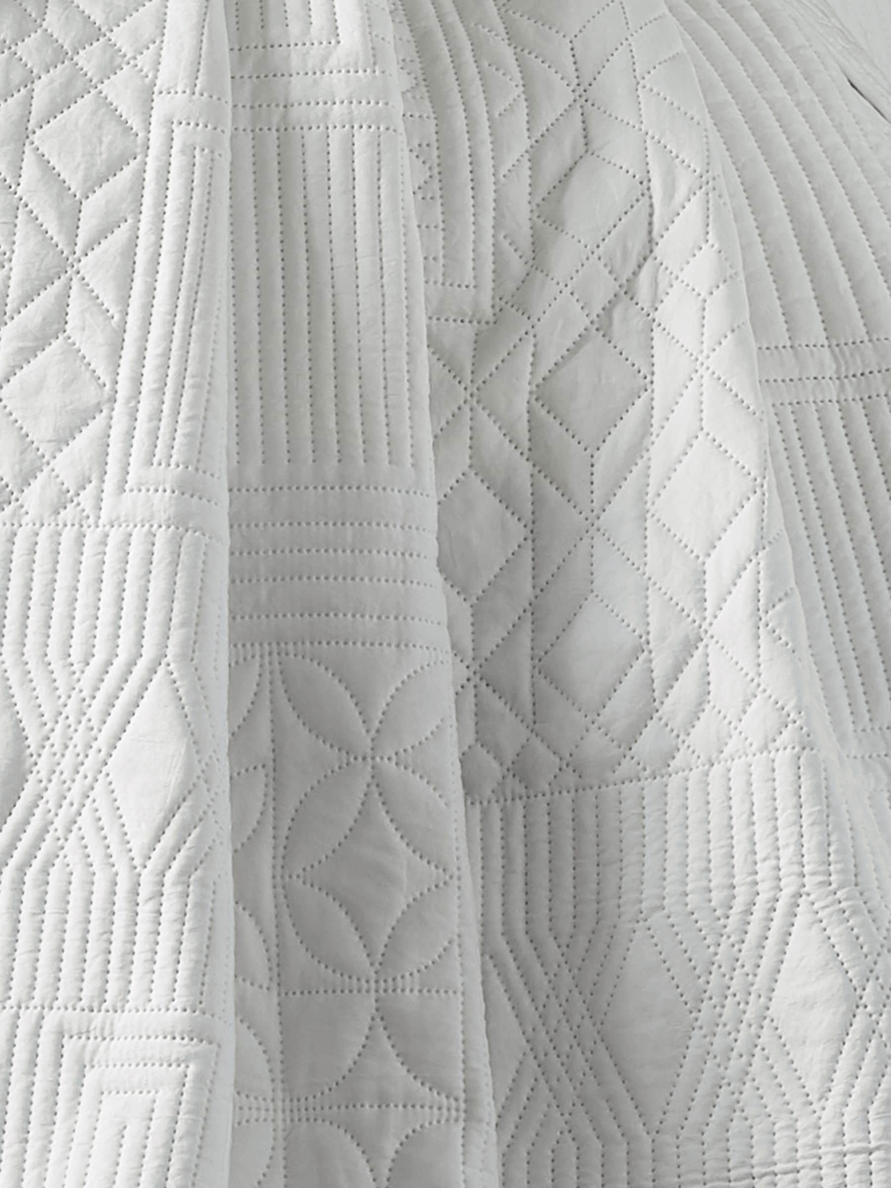 Catherine Lansfield Folkstone Geo white bedspread 220x230cm - British product