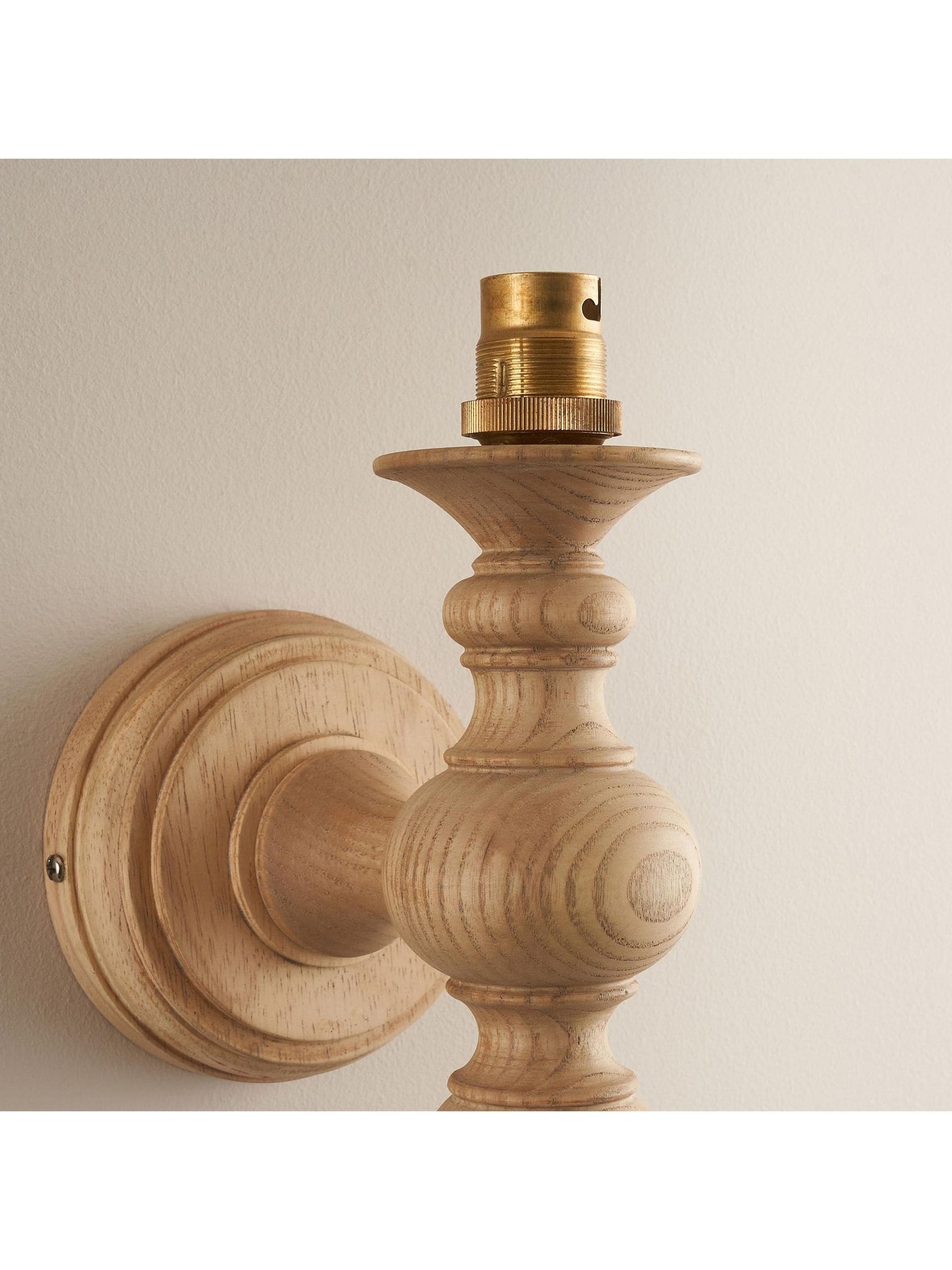 Gallery Home Bibury natural ash wall light brass B22 holder (British brand)