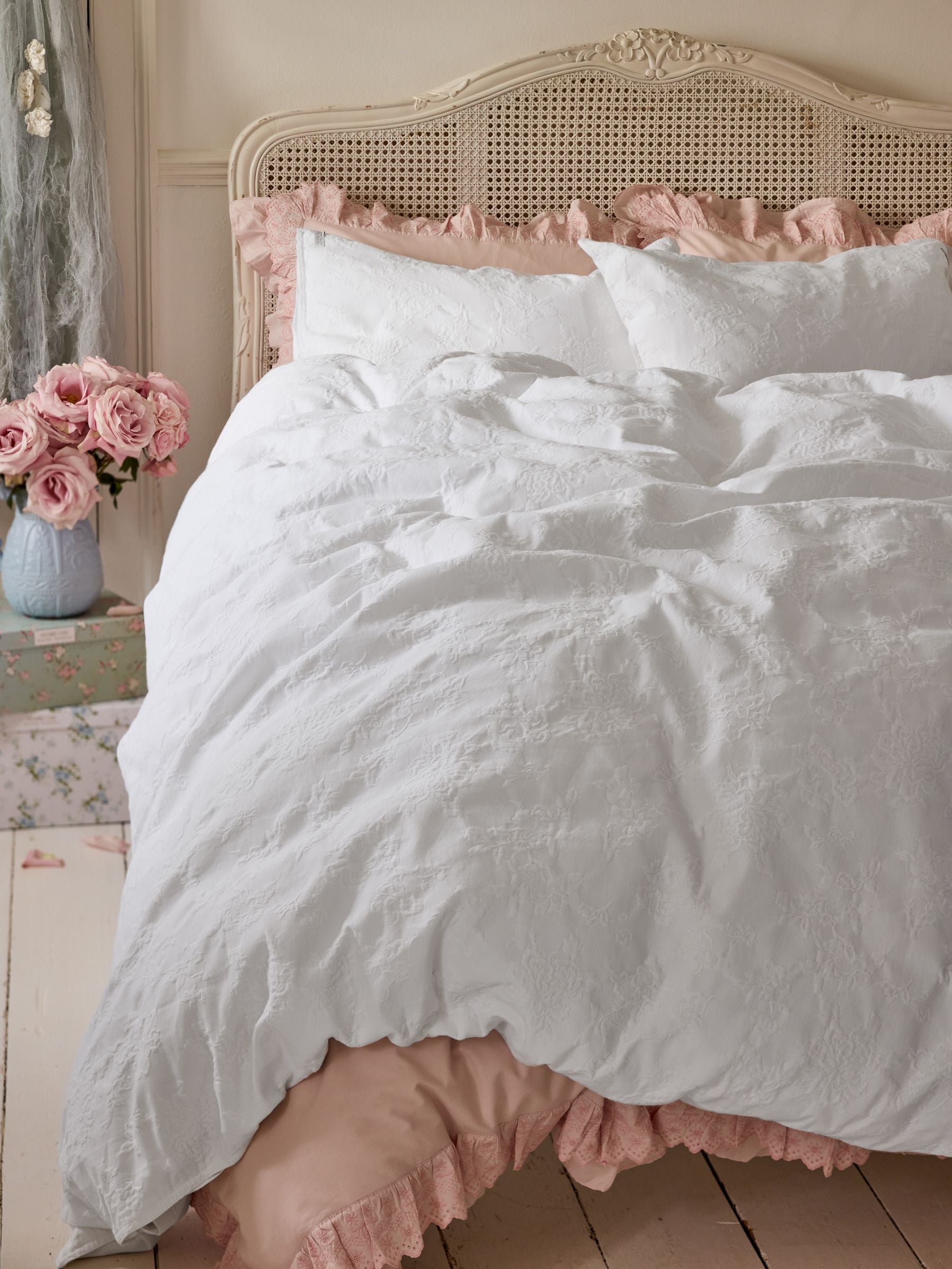 Shabby Chic by Rachel Ashwell white textured floral matelasse duvet cover set (British brand)