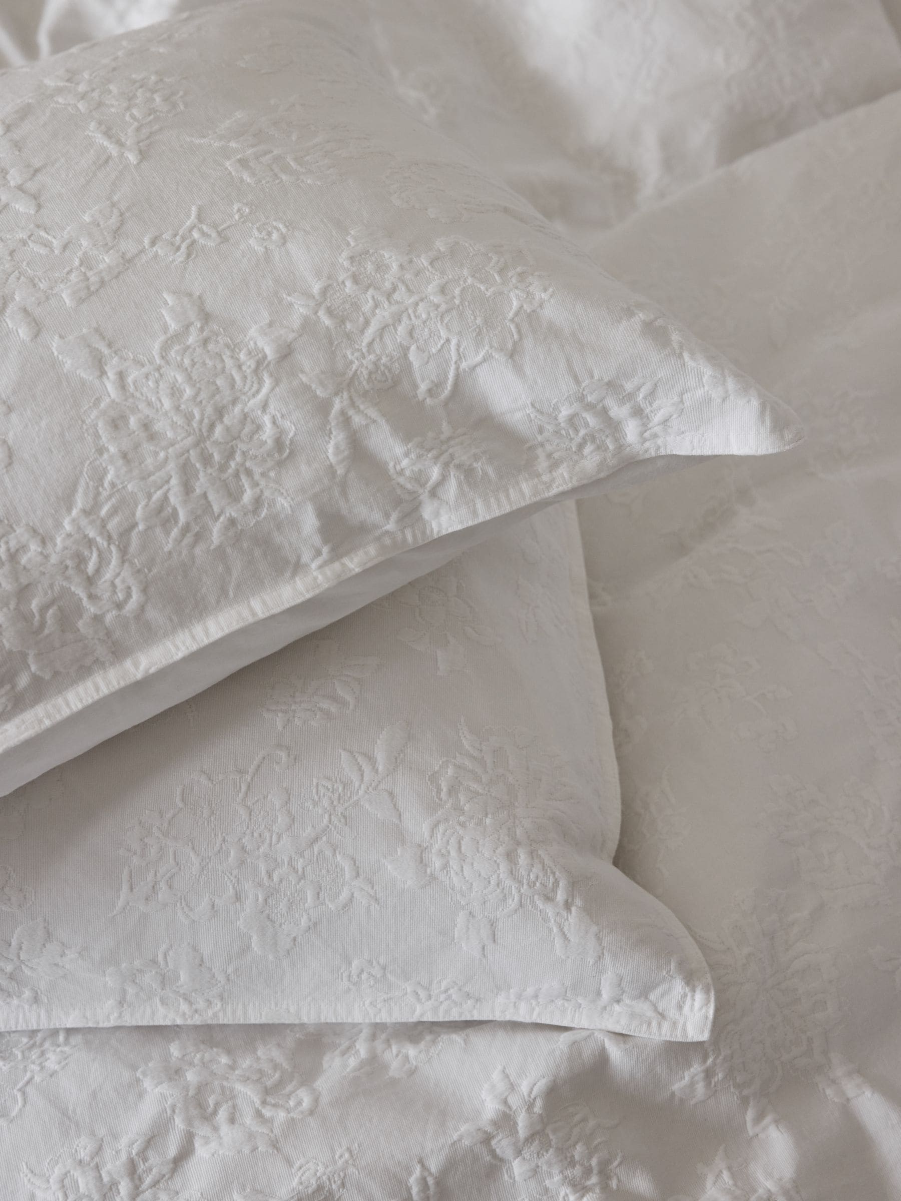 Shabby Chic by Rachel Ashwell white textured floral matelasse duvet cover set (British brand)