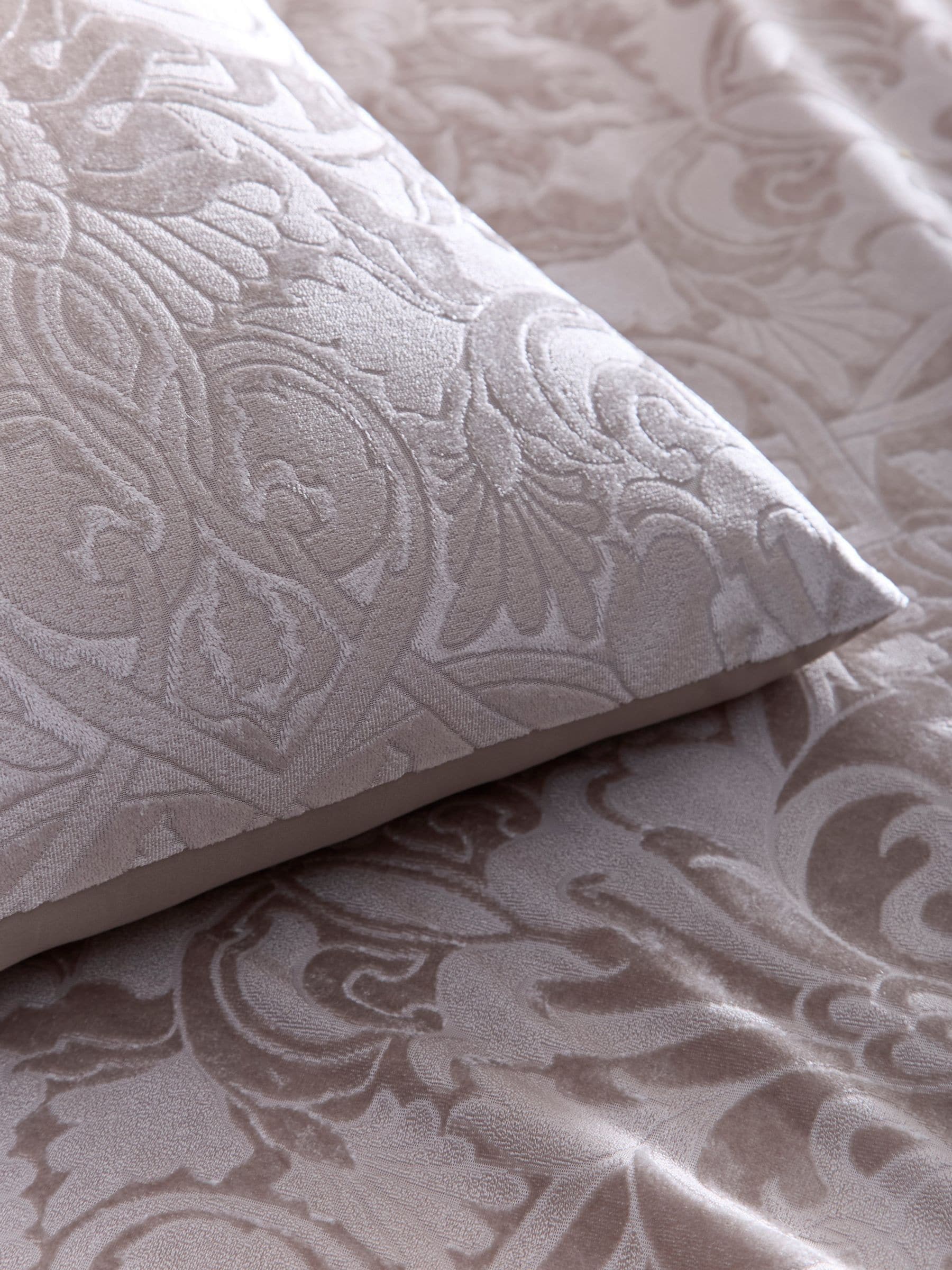 Laurence Llewelyn-Bowen Linen Firenza Jacquard duvet cover set, UK version