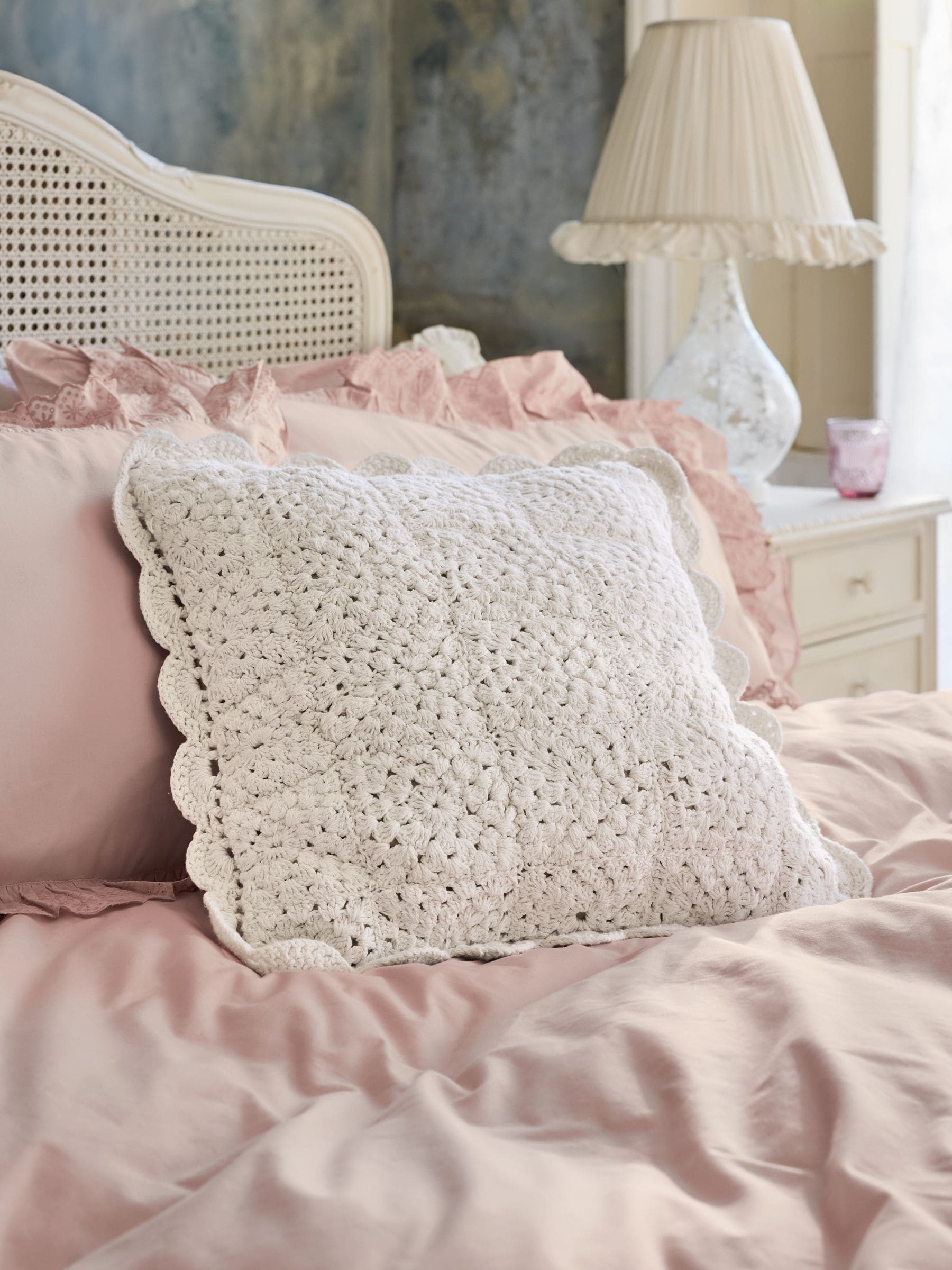 Shabby Chic natural crochet scallop edge cushion 43x43cm, UK version