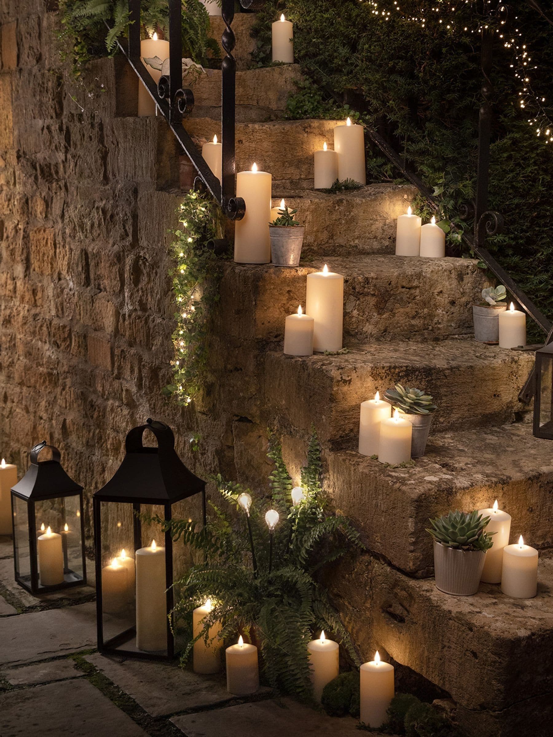 Lights4fun Natural TruGlow Solar Pillar LED Candle Trio, UK version