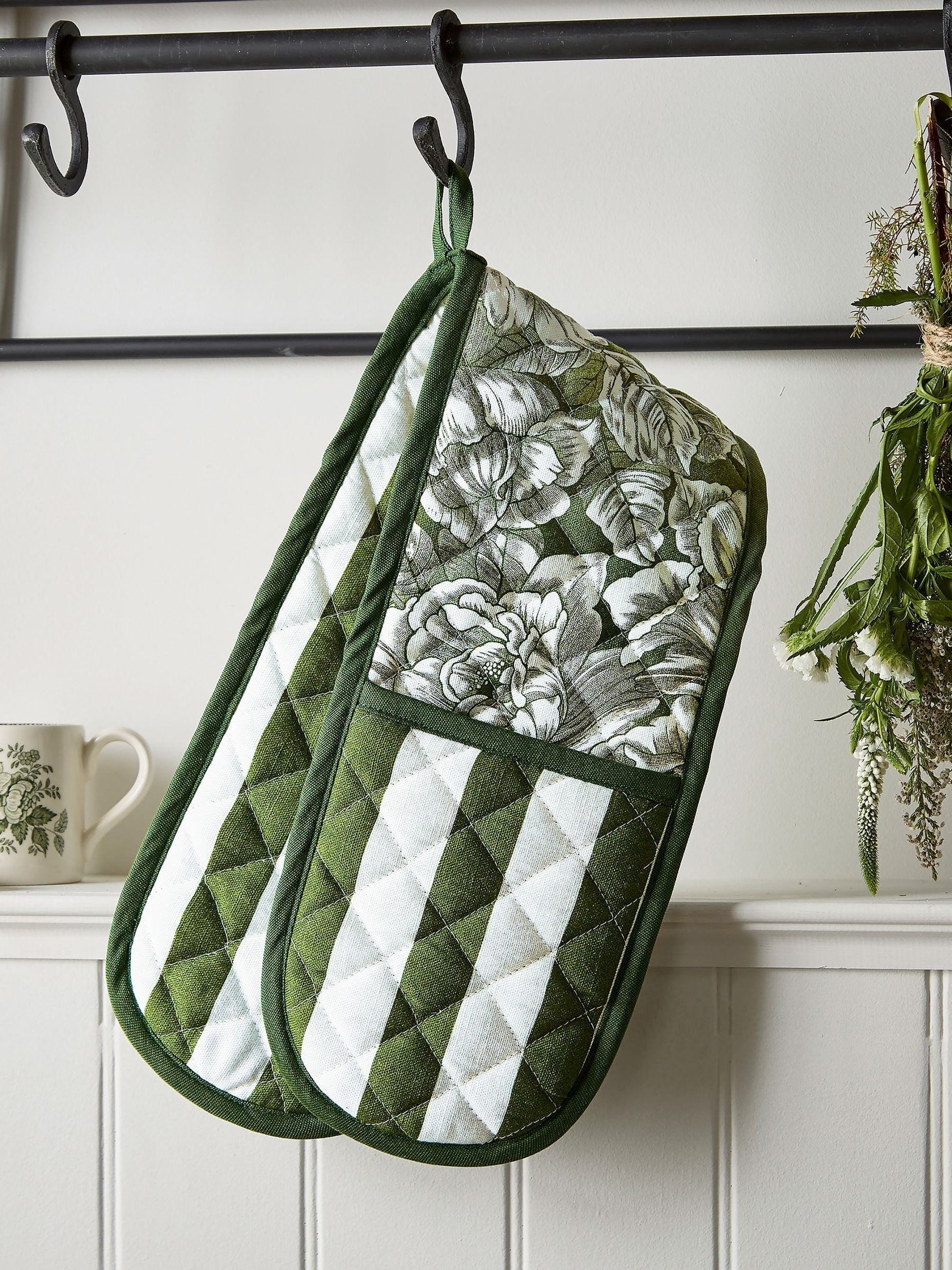 Burleigh Bedeck green hibiscus double oven gloves 90x18cm - British product