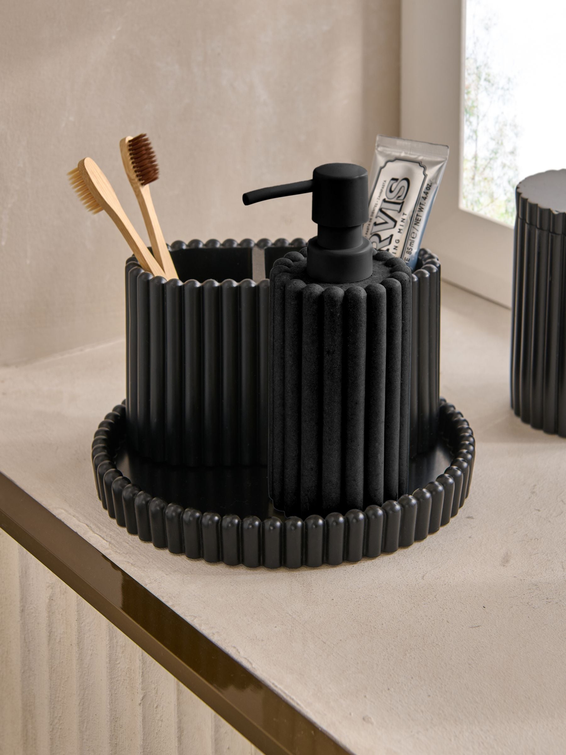 Plateau de rangement rond nervuré noir 21cm - Produit britannique