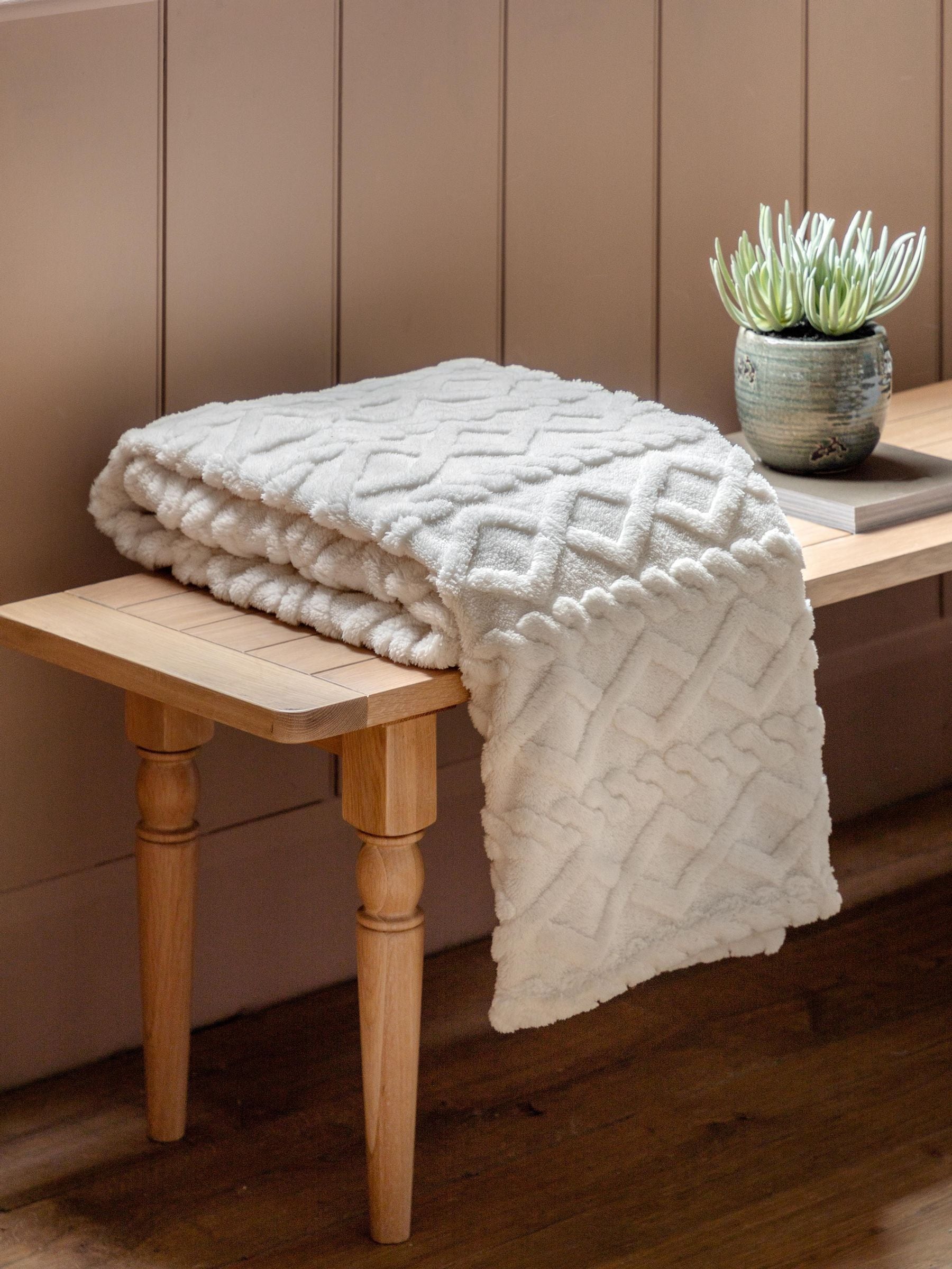 Gallery Home cable knit throw cream texture - British product