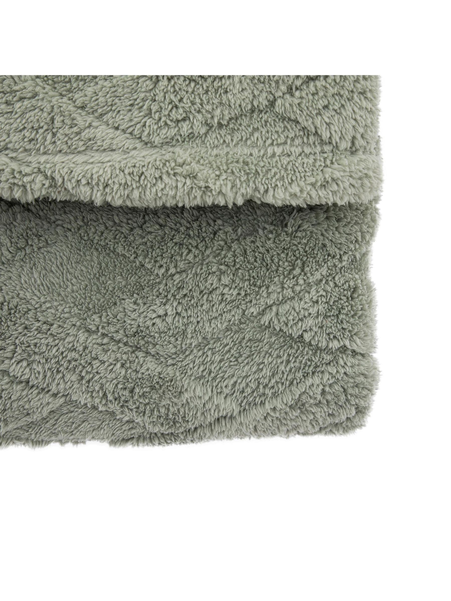 Gallery Home green cross knit throw, imported from the UK