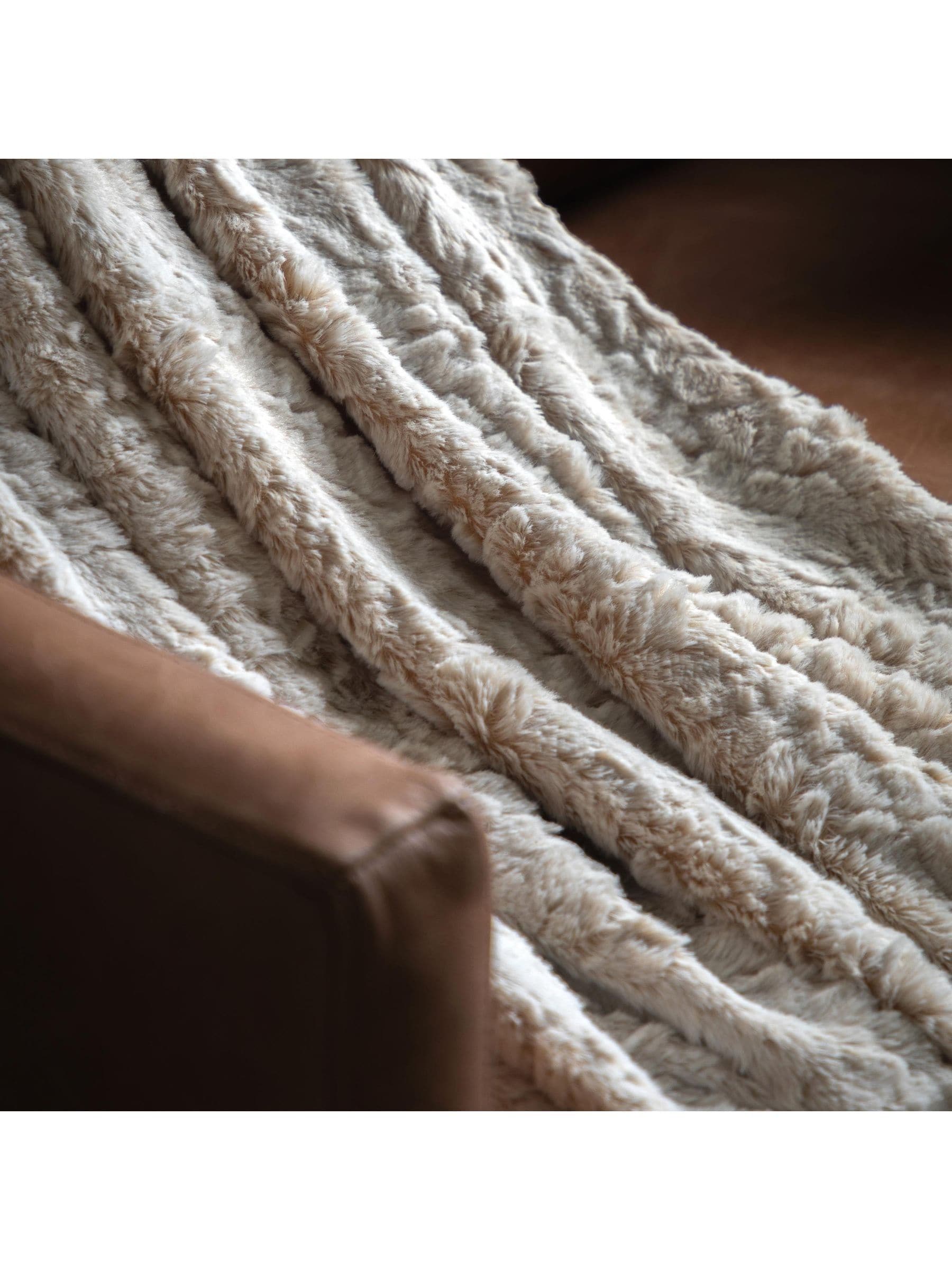 Gallery Home Natural Hampshire faux fur throw, UK version