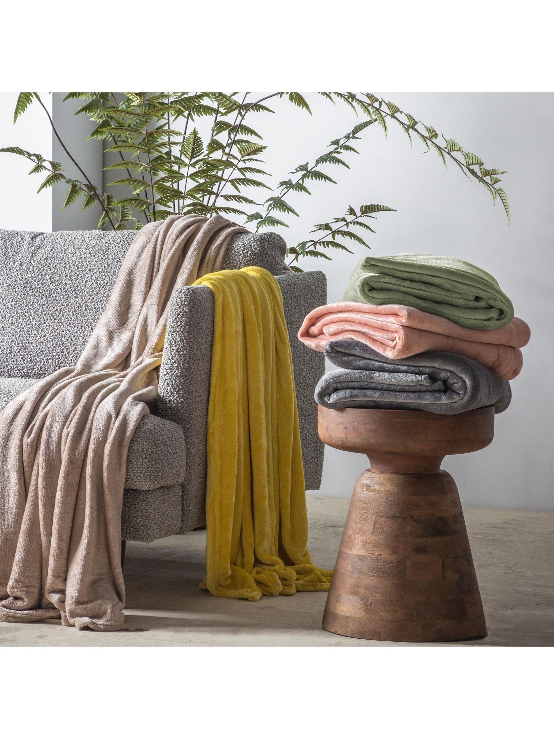 Gallery Home green rolled flannel fleece throw (British brand)
